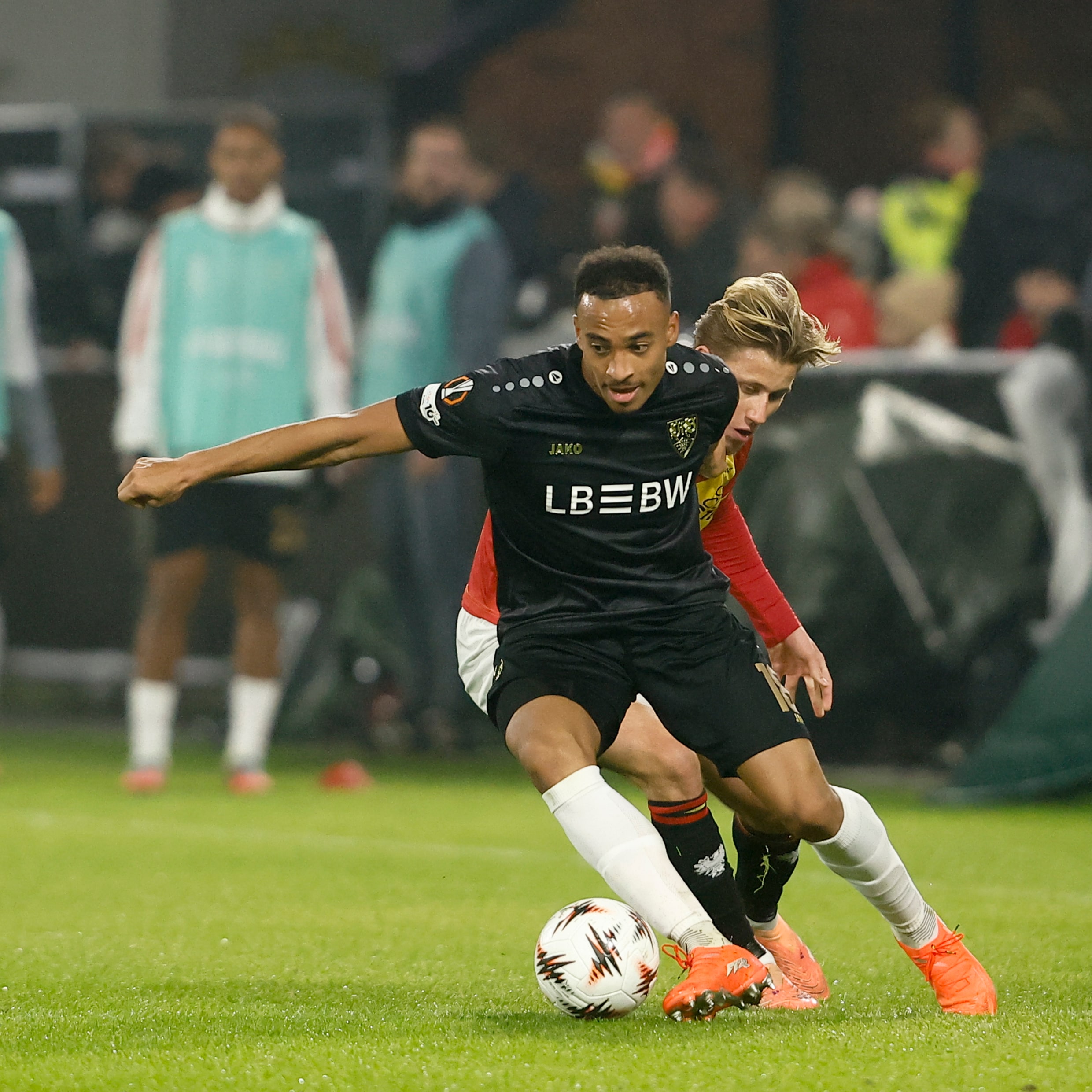 Jamie Leweling, de beste man bij VfB Stuttgart, draait weg bij Giovanni van Zwam van Go Ahead Eagles.