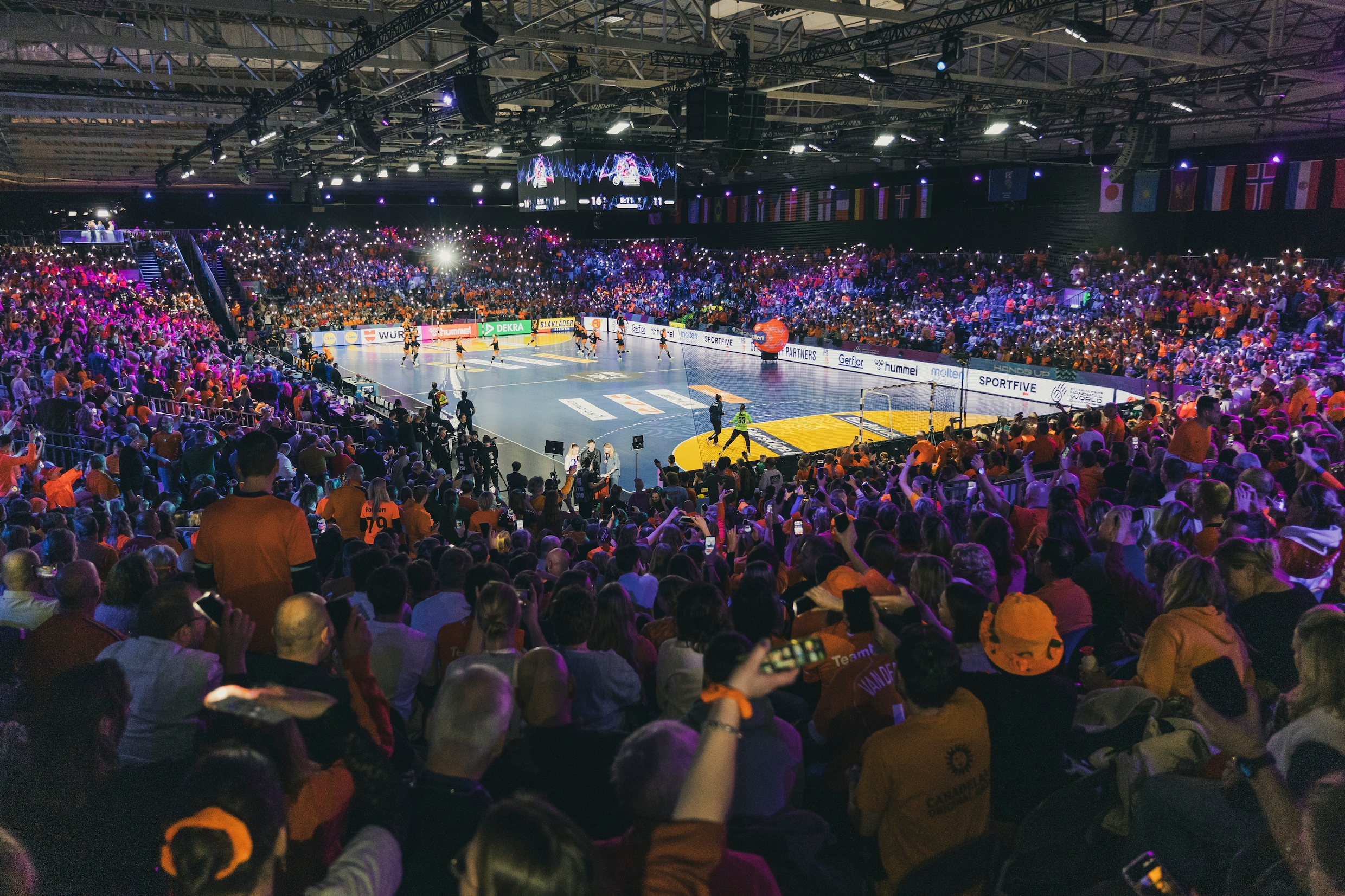 Nederland won vrijdag 28 november de eerste WK-wedstrijd van Argentinië in een uitverkocht Ahoy, Rotterdam.