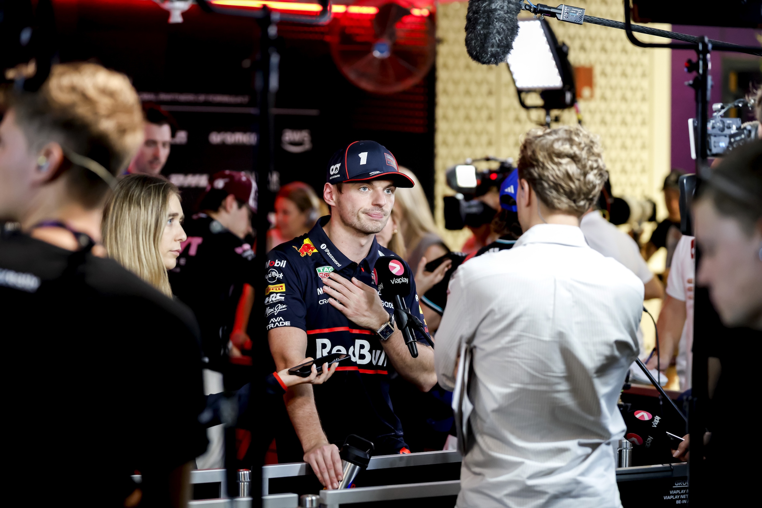Max Verstappen na afloop van de sprintrace op het Lusail International Circuit, in aanloop naar de Qatar Grand Prix.