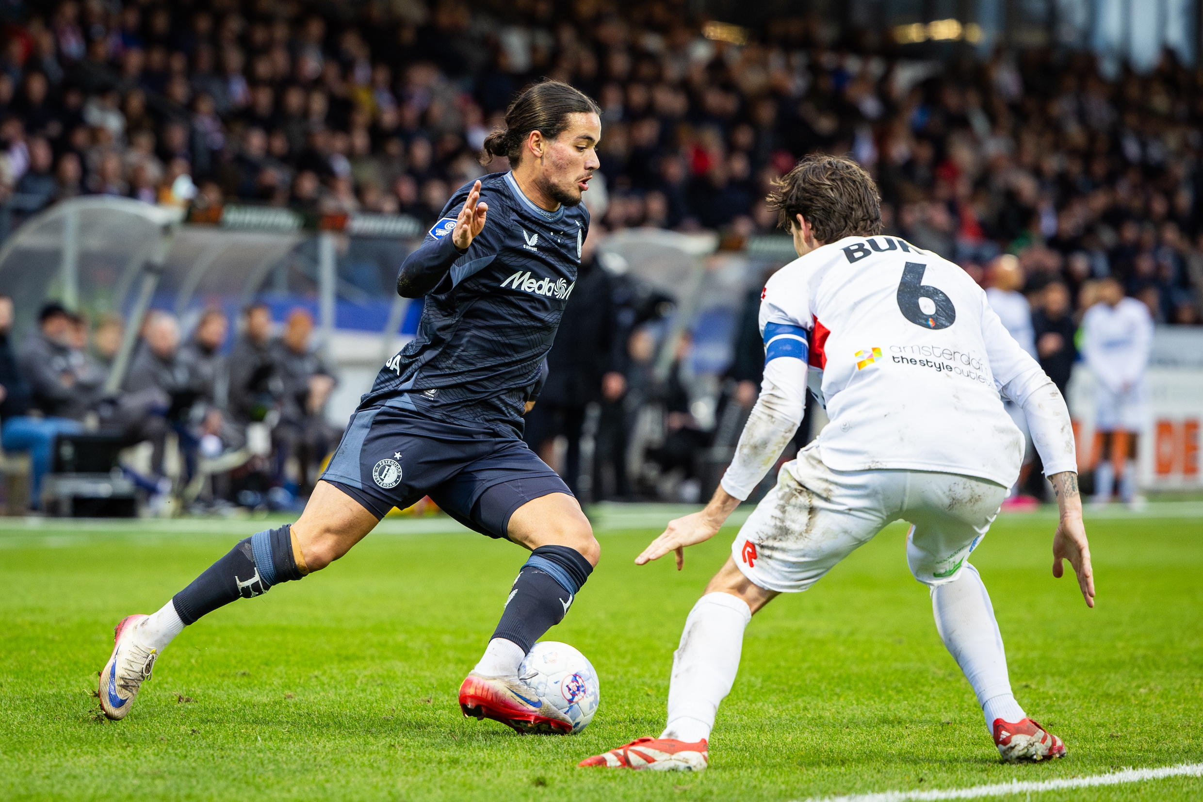 Feyenoorder Anis Hadj-Moussa aan de bal tijdens de wedstrijd tegen Telstar.