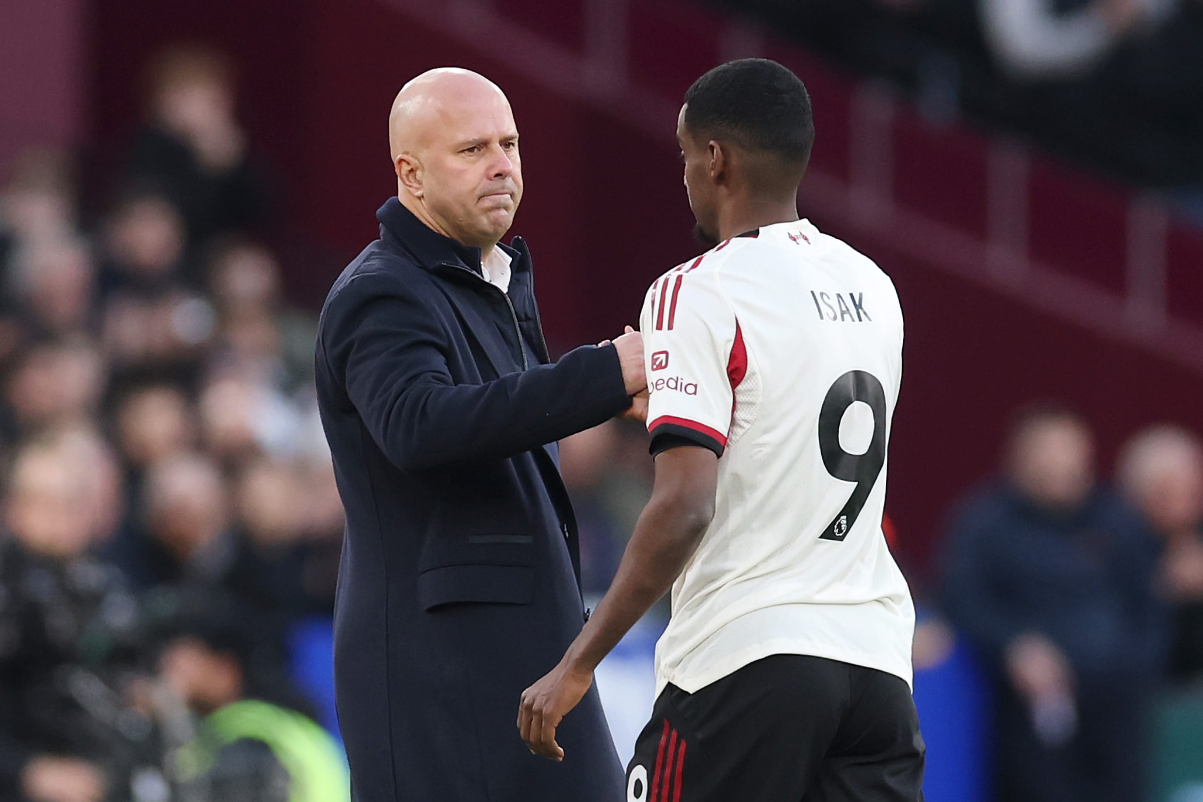 Alexander Isak wordt zeven minuten na zijn doelpunt, de 0-1, gewisseld door coach Arne Slot.