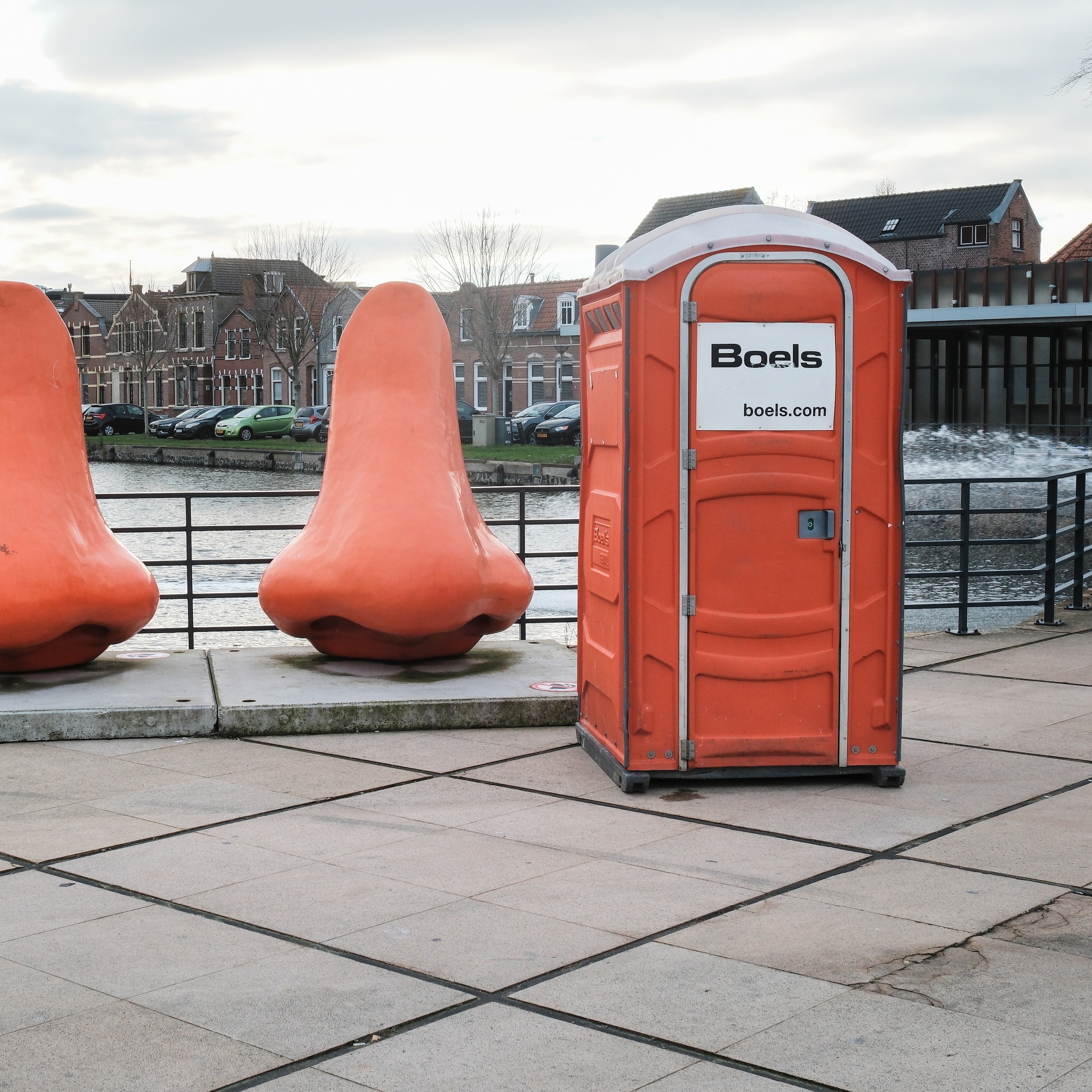 Links van deze neuzen op het Stadhuisplein staan de letters T, E, R.