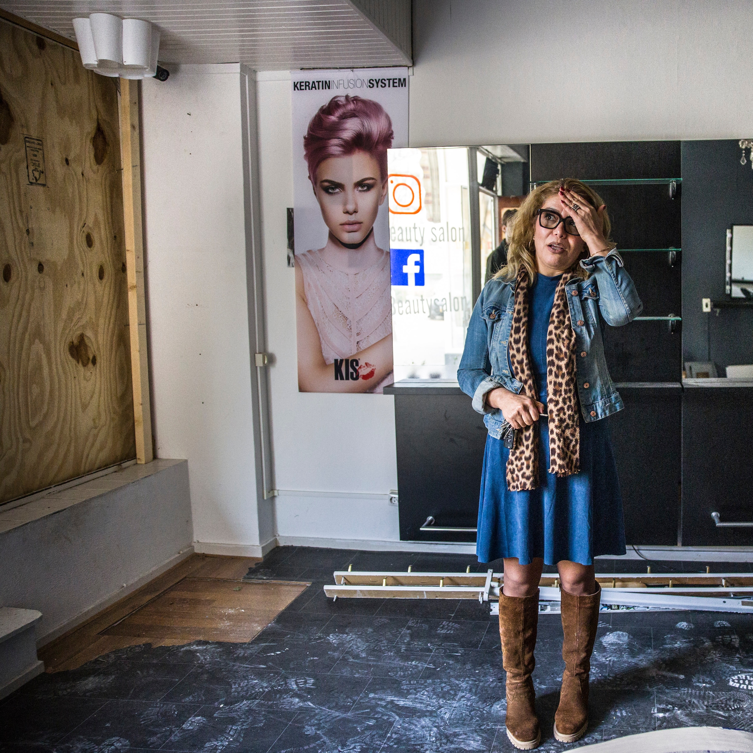 Schoonheidsspecialist Far Ghrib in haar zaak die zwaar beschadigd raakte bij de explosie aan de Tarwekamp.