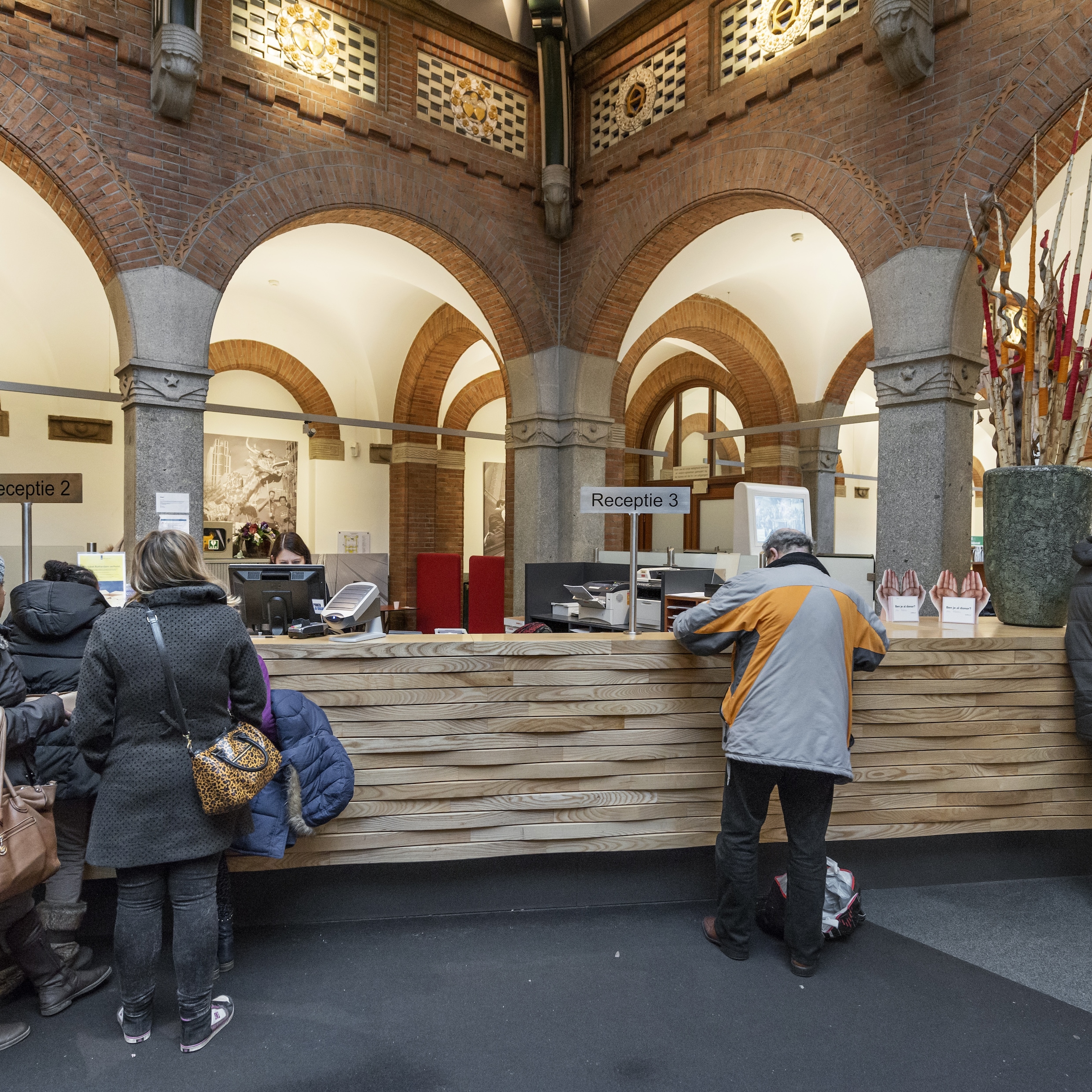 In de Rotterdamse Stadswinkel beantwoorden ambtenaren vragen van burgers.