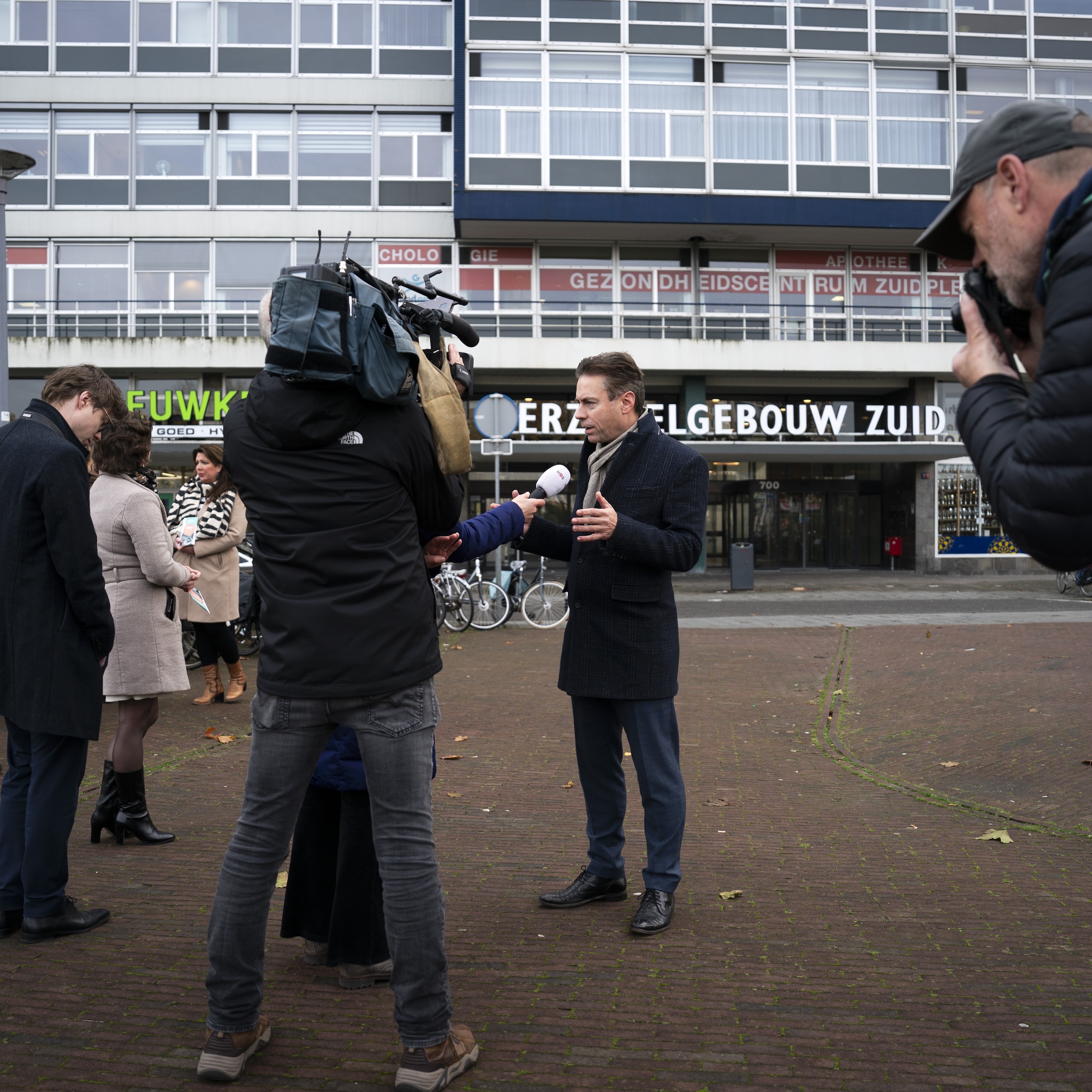 SGP-partijleider Chris Stoffer staat de pers te woord na een gesprek met demonstranten in de buurt van een abortuskliniek. Zij willen vrouwen die voornemens zijn abortus te plegen op andere gedachten brengen.
