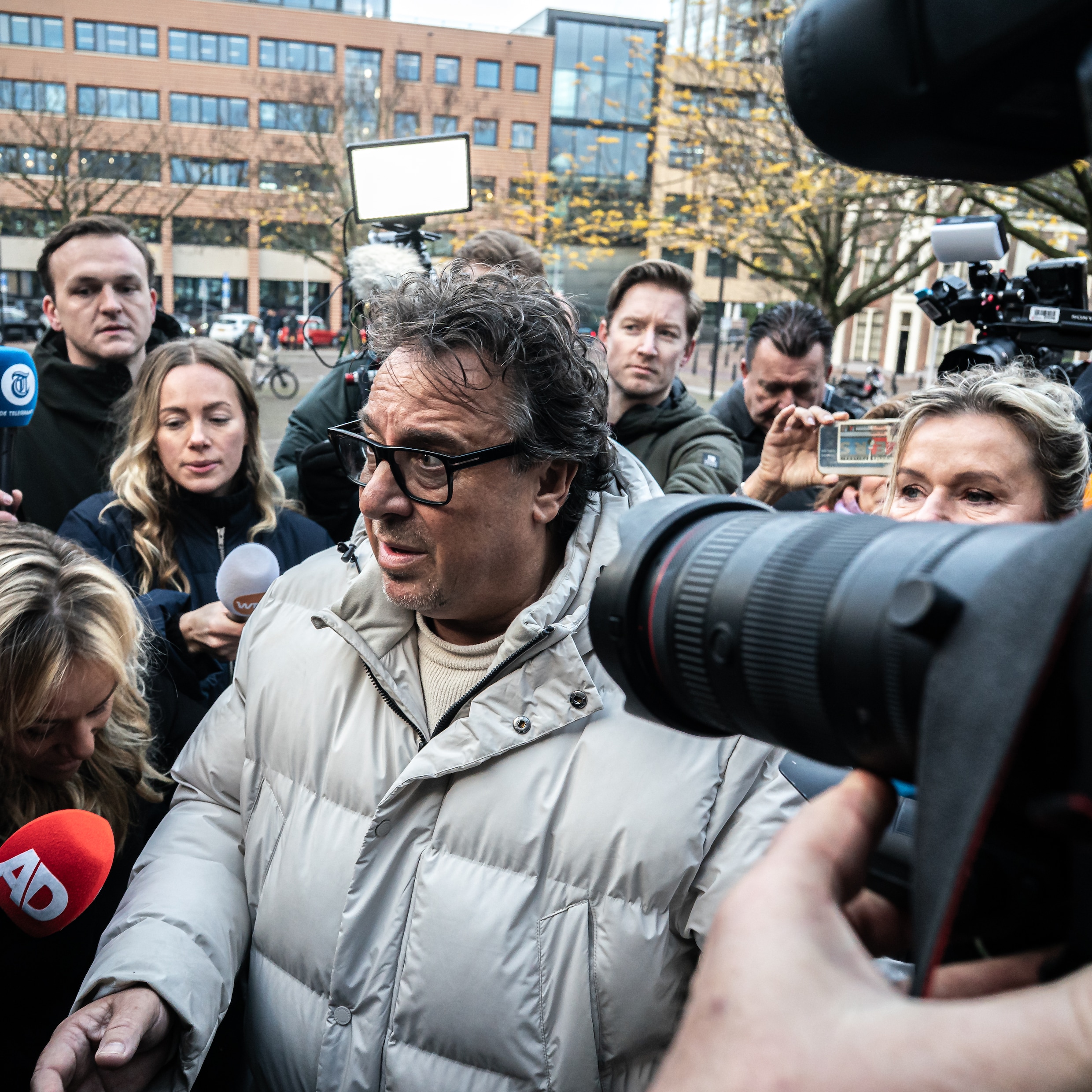 Marco Borsato omringd door journalisten.
