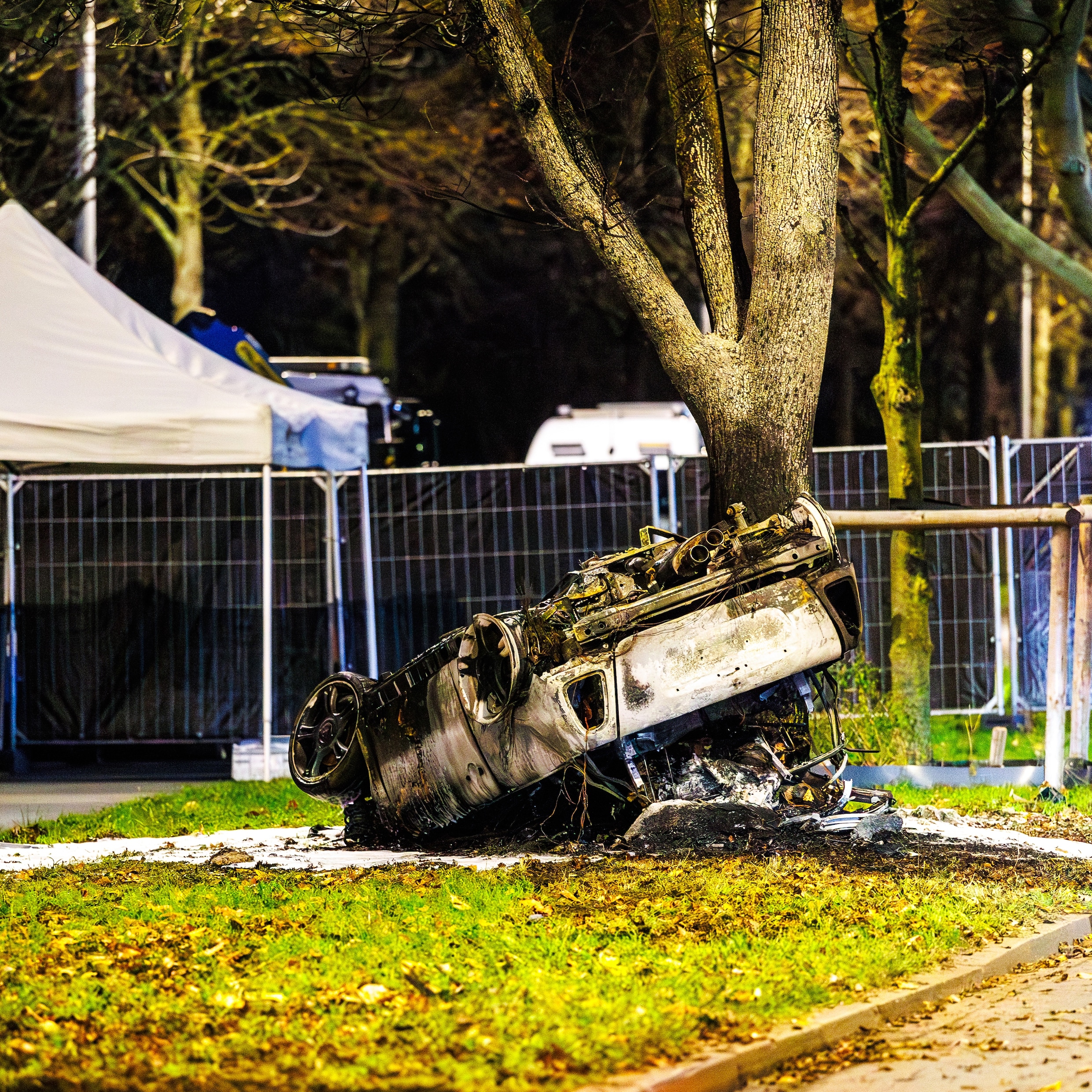 De verongelukte auto op de Bezuidenhoutseweg in Den Haag.