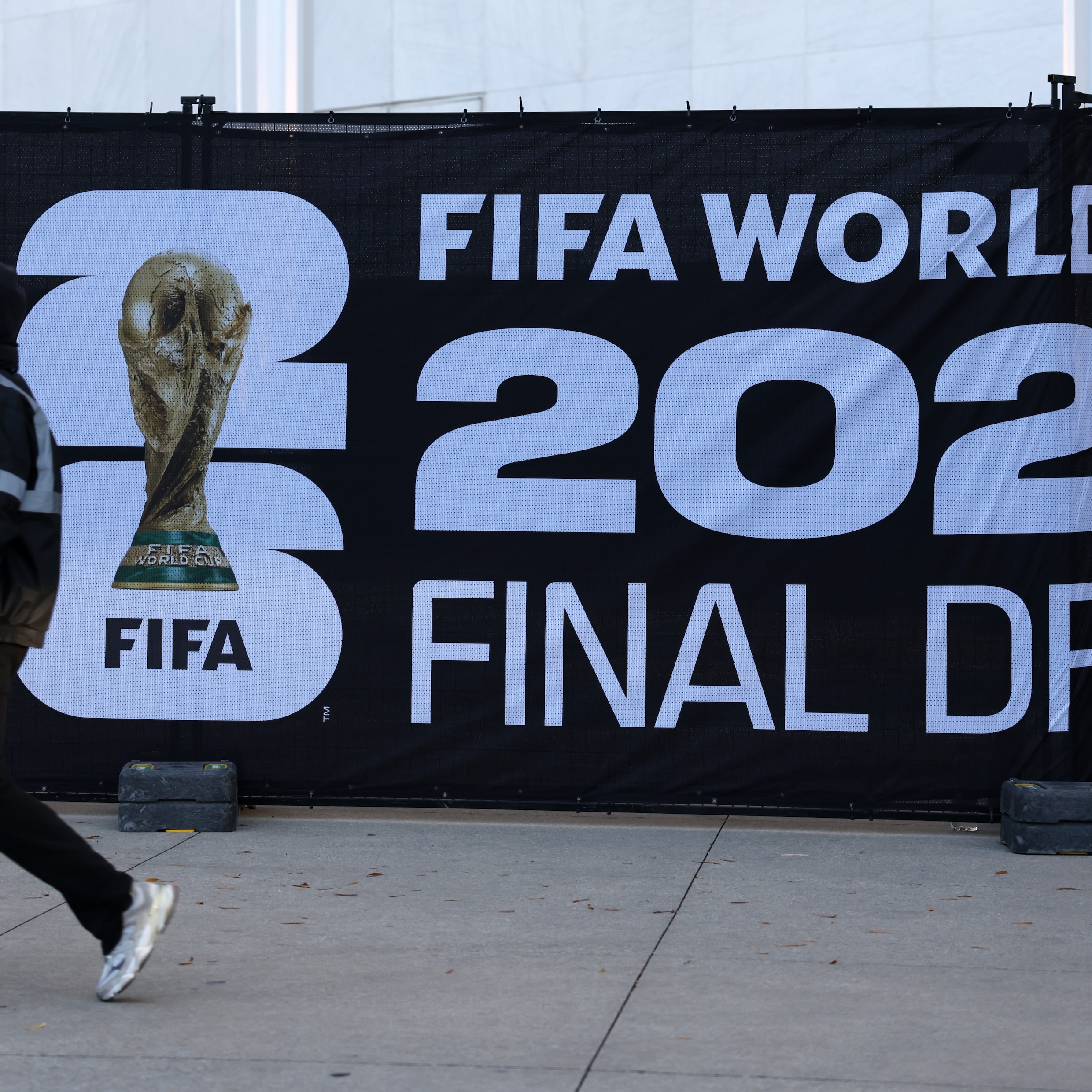 Een banner bij het Kennedy Center in Washington, waar de loting plaatsvindt.