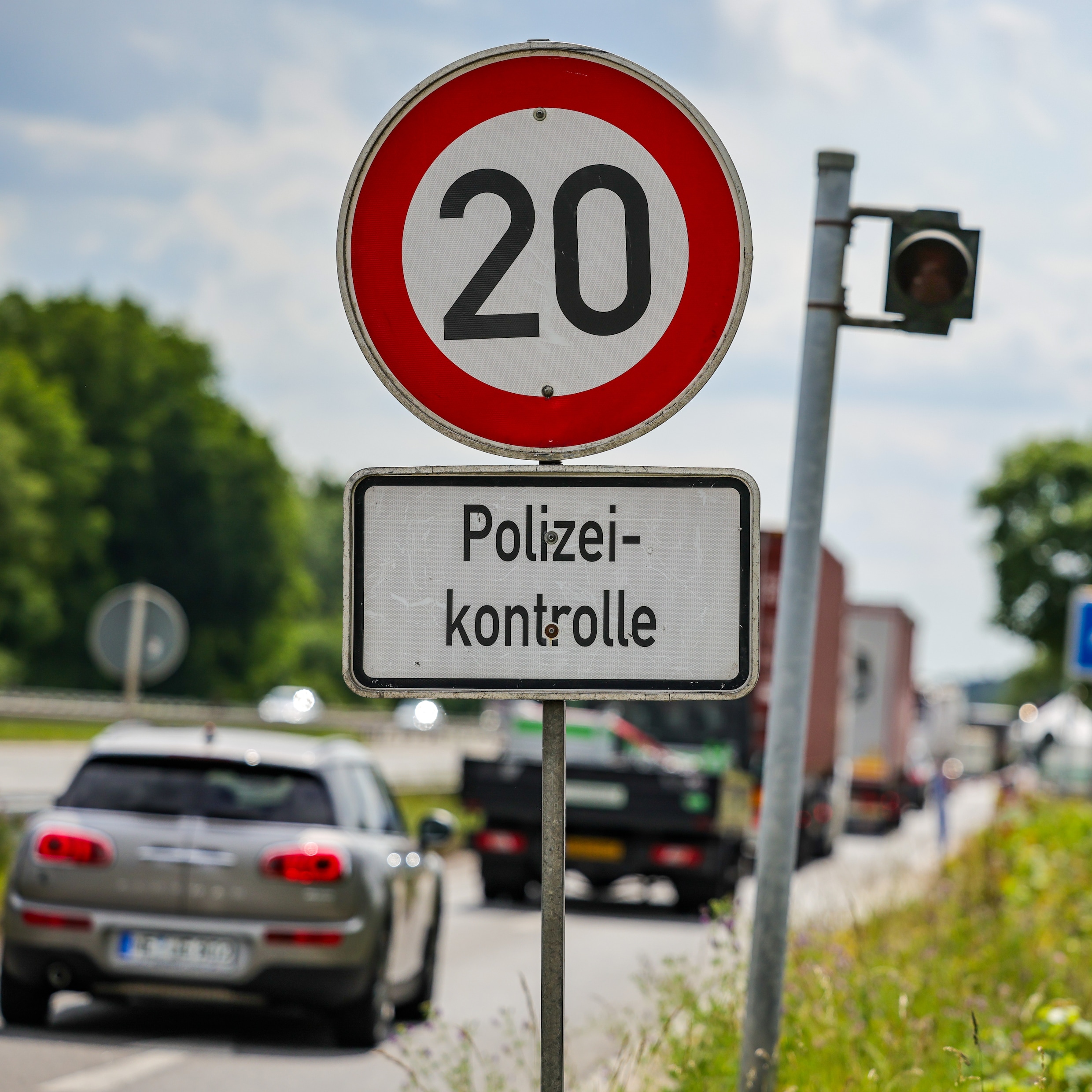 Politiecontrole bij Emmerich, aan de grens met Nederland op de Duitse snelweg A3.