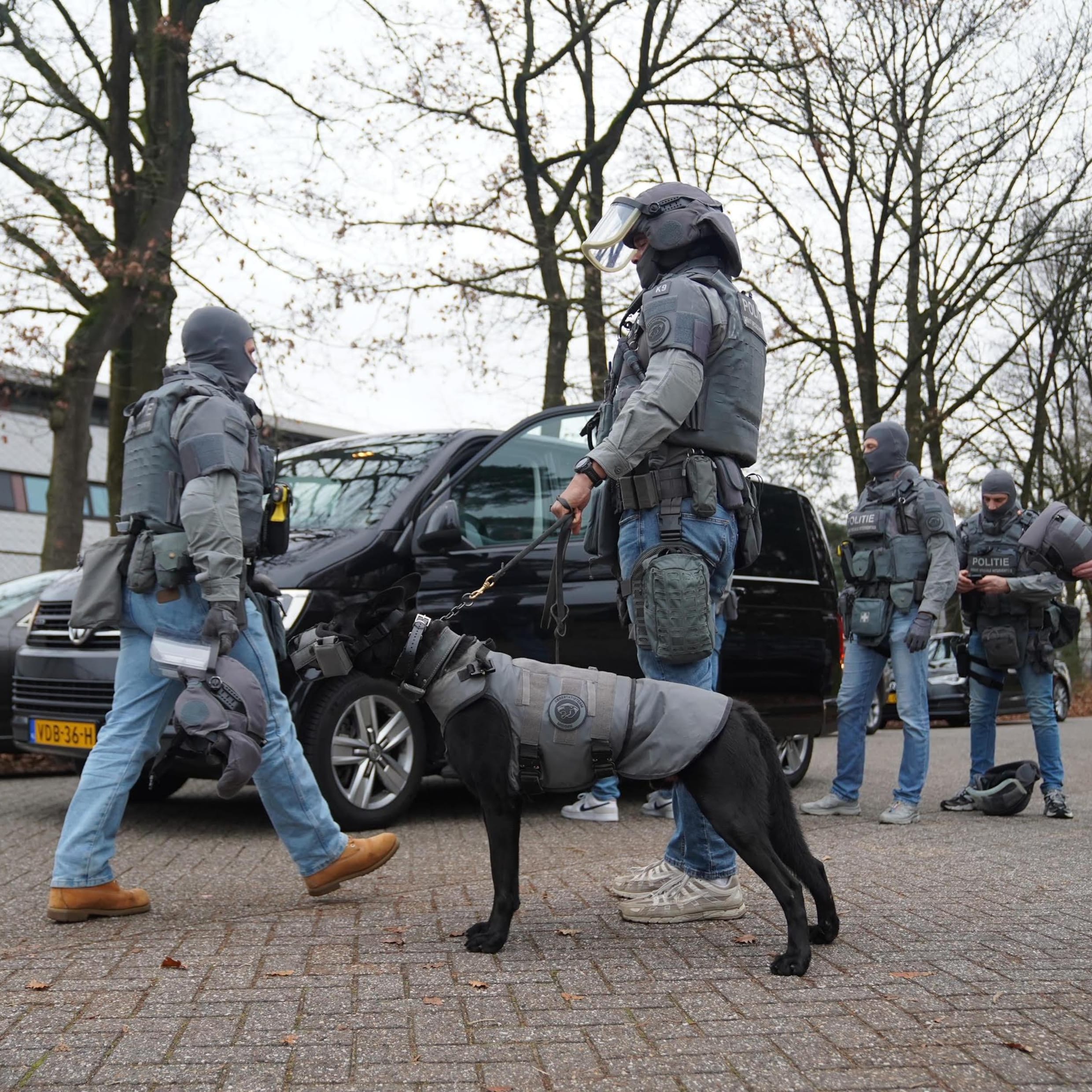 Politie bij de gevangenis in Vught vrijdagmiddag.