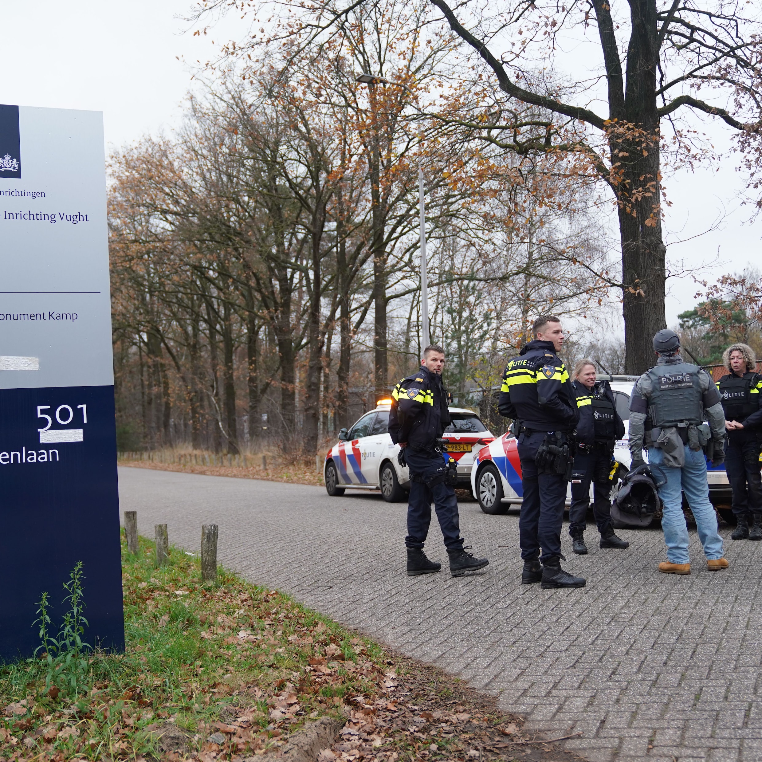 Politie bij de gevangenis in Vught, waar vrijdag een gijzeling plaatsvond.