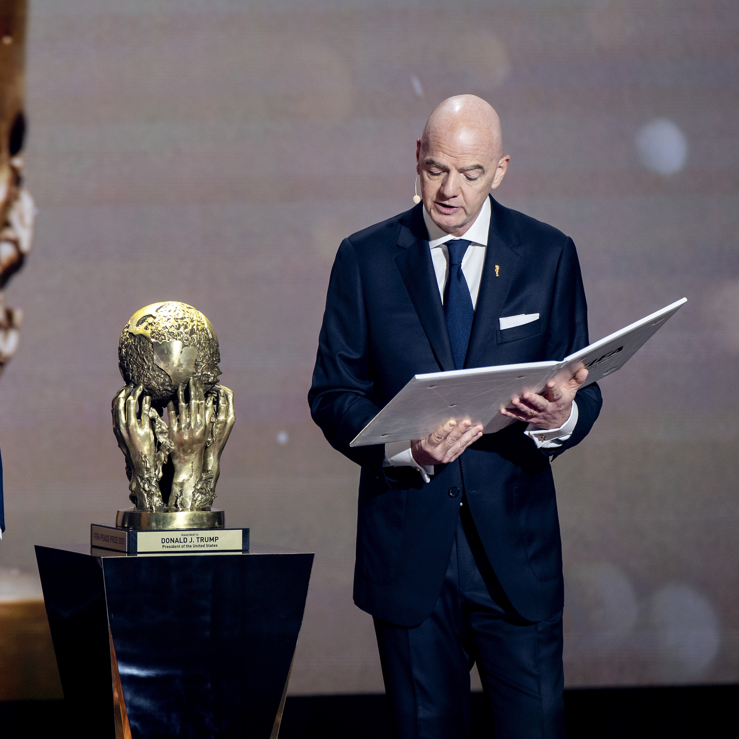 President Donald Trump ontvangt de vredesprijs van de Fifa uit handen van Fifa-voorzitter Gianni Infantino tijdens de loting voor het WK voetbal in 2026 in de Verenigde Staten.