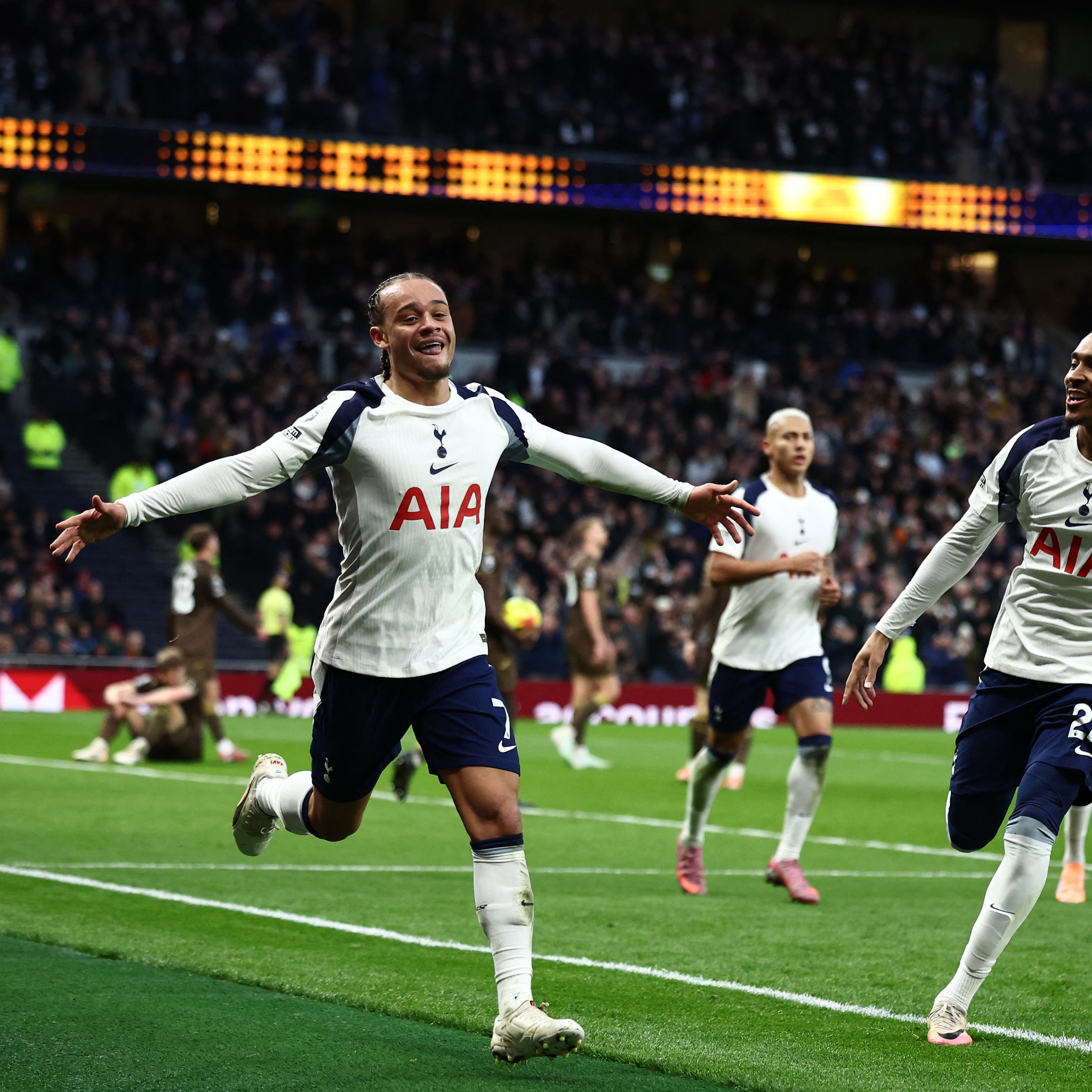 Xavi Simons nadat hij de 2-0 scoorde voor Tottenham Hotspur.