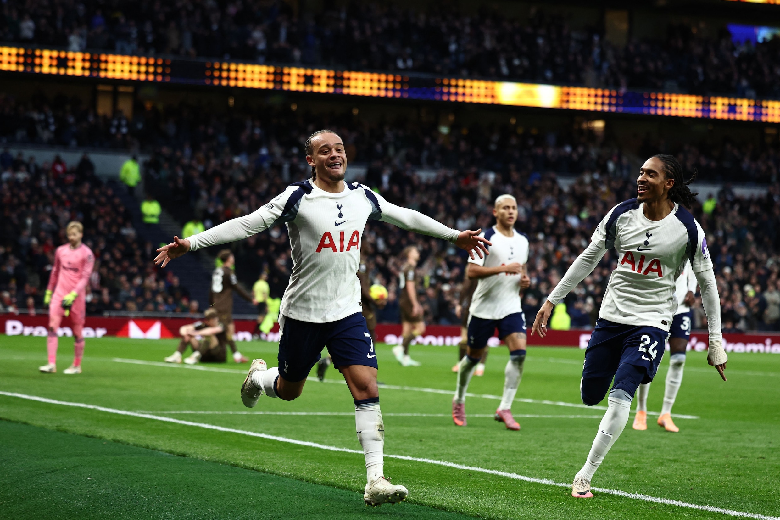 Xavi Simons leidt Spurs naar zege met zijn eerste Premier League ...