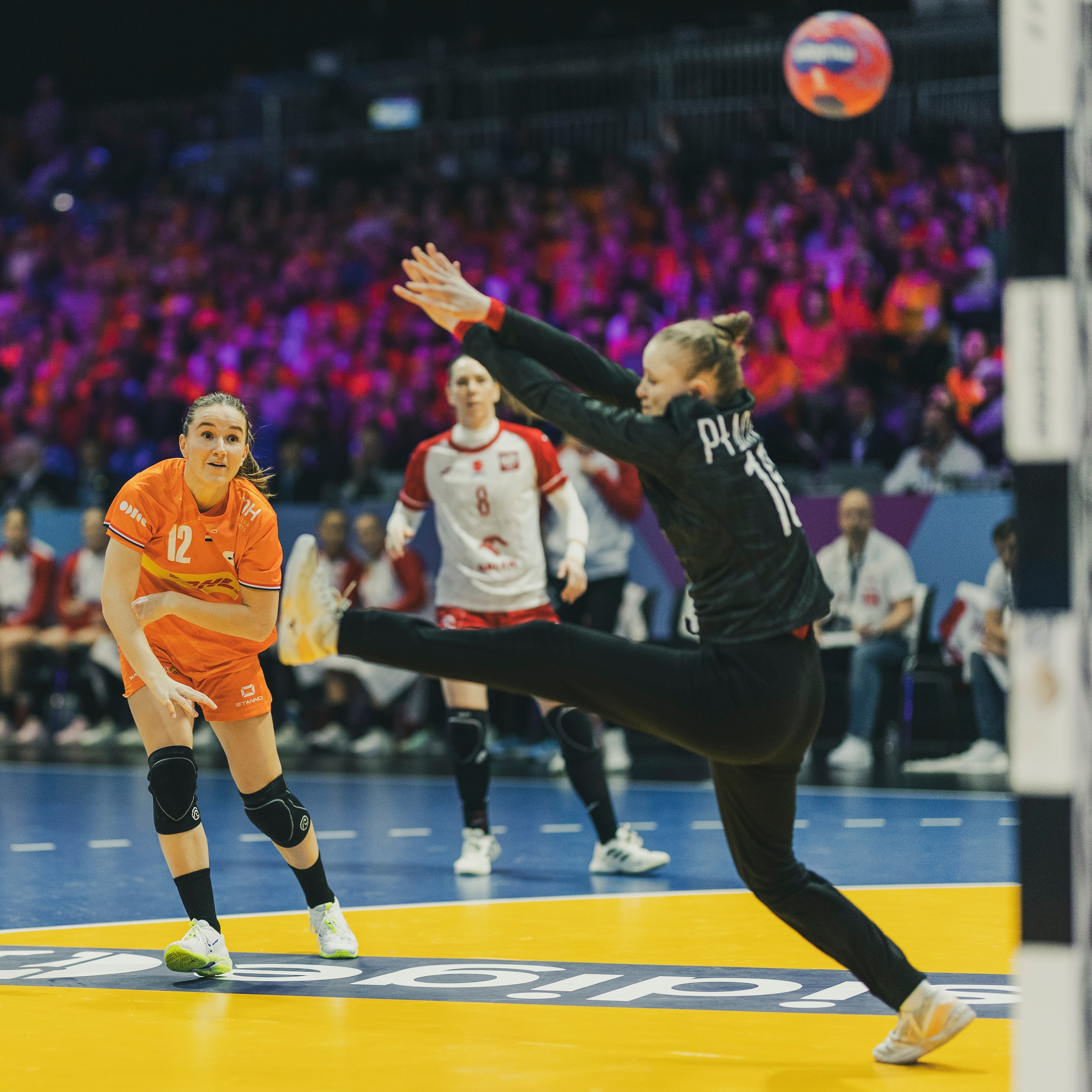 Bo van Wetering scoort de openingsgoal tegen Polen.