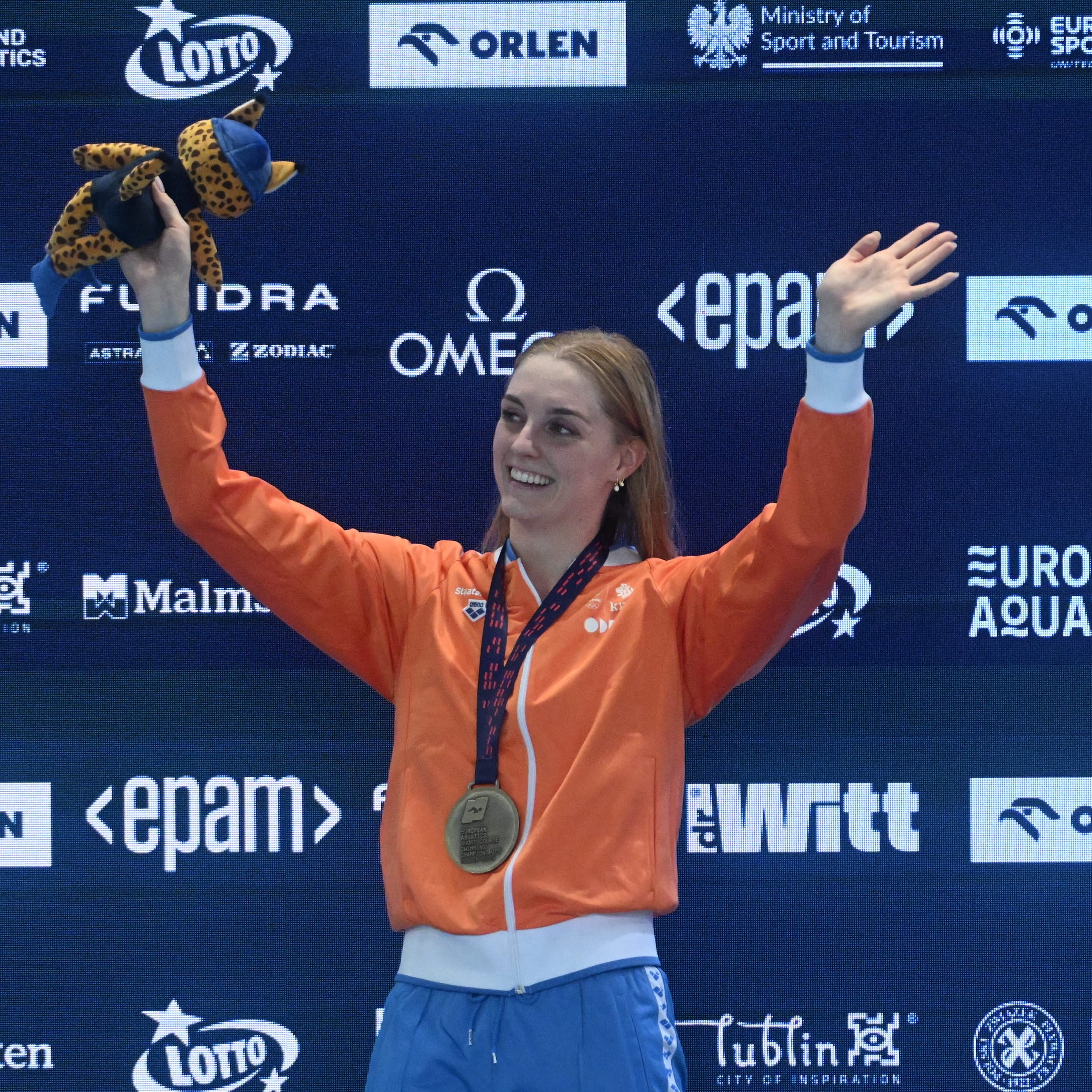 Marrit Steenbergen viert haar Europese record op de 100 meter vrije slag.