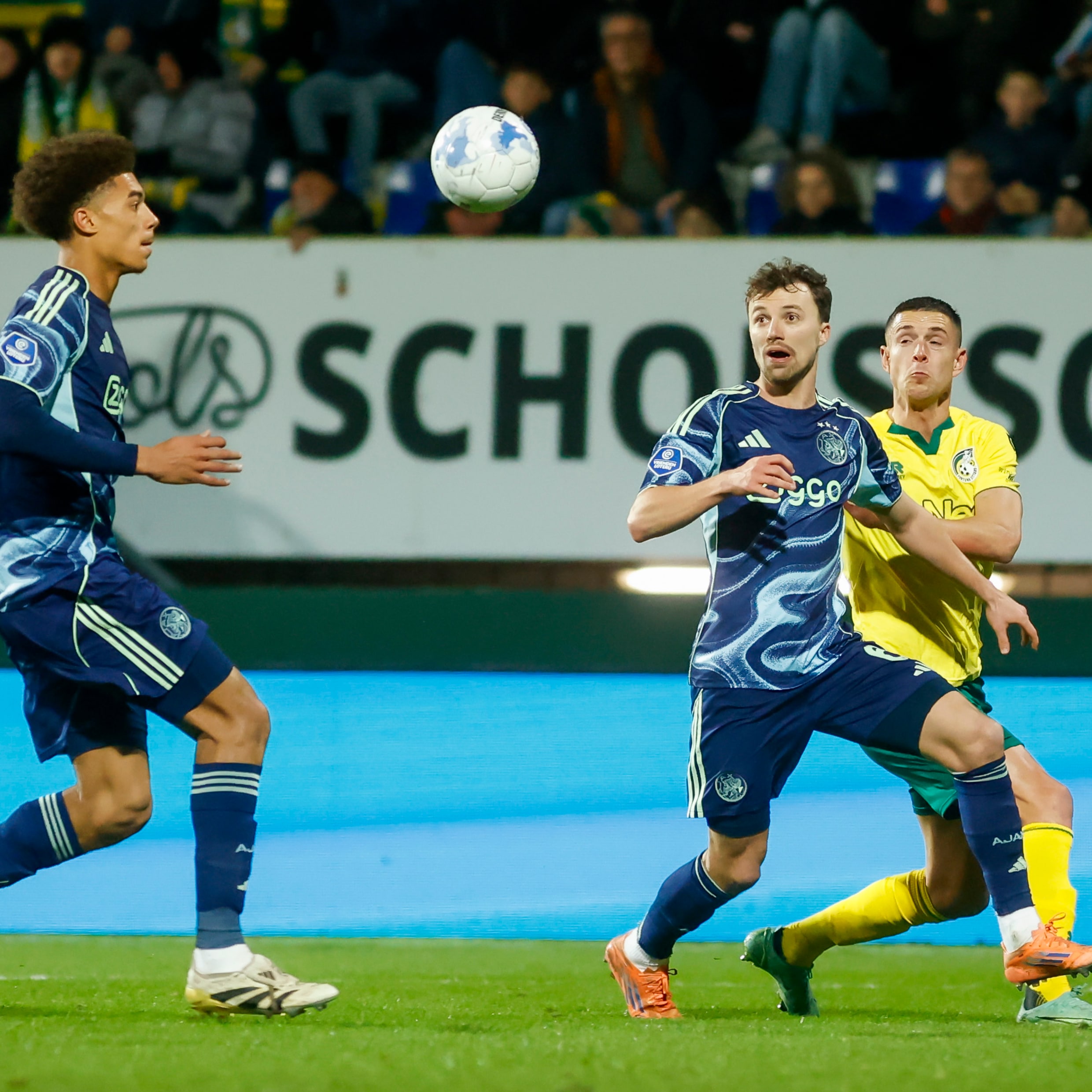 Ajax-spelers Bouwman (L) en Regeer, en Fortuna-speler Peterson (R).