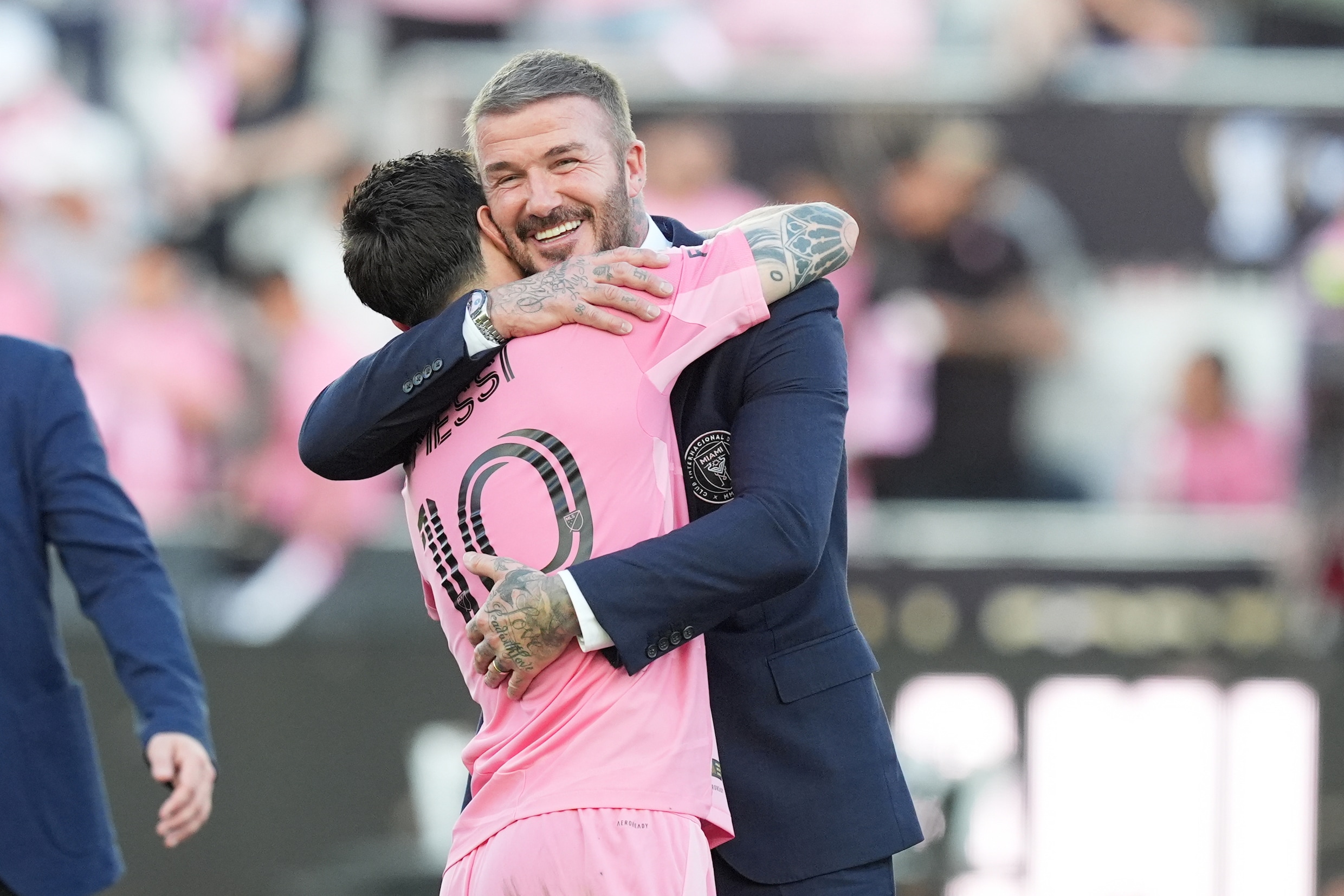 David Beckham knuffelt Lionel Messi na het behalen de titel met Inter Miami.