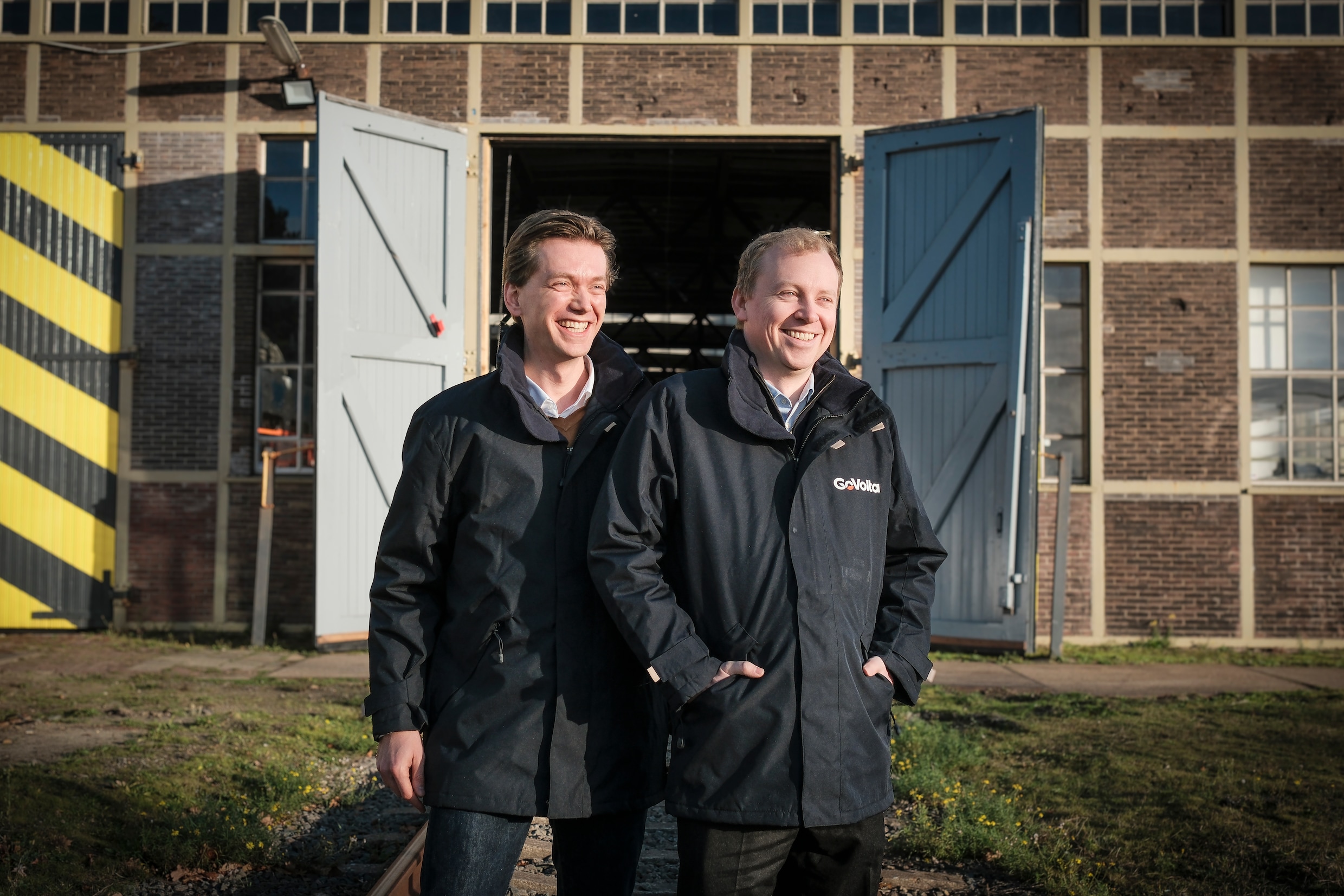 GoVolta-oprichter Hessel Winkelman en Maarten Bastian bij de loods waar hun trein zal worden opgeknapt.