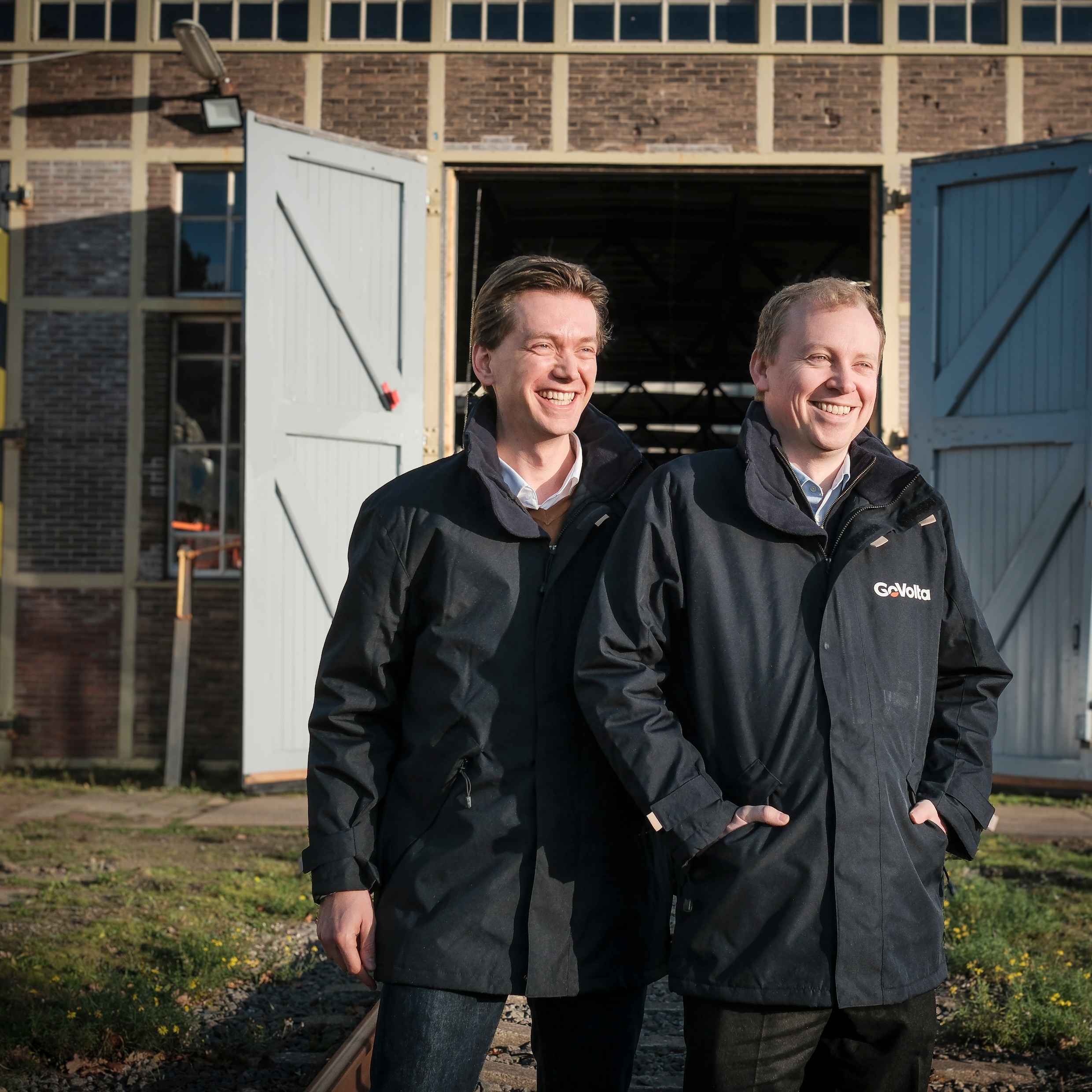 GoVolta-oprichter Hessel Winkelman en Maarten Bastian bij de loods waar hun trein zal worden opgeknapt.