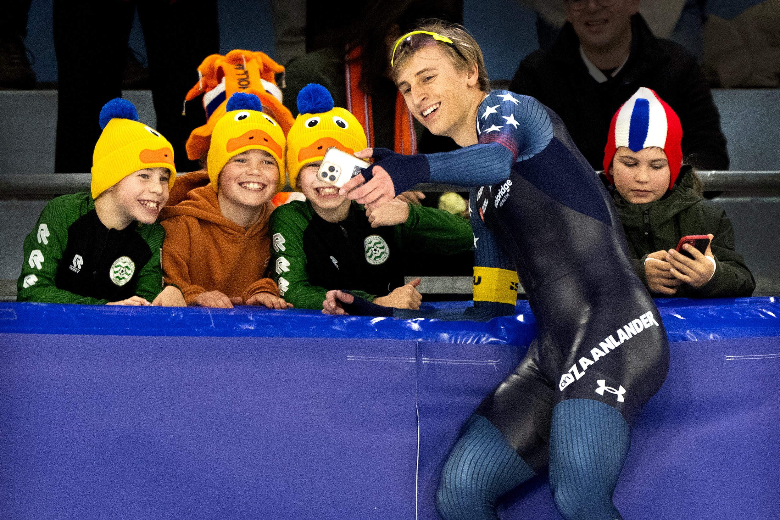 Jordan Stolz neemt na zijn overwinning in een nieuw baanrecord op de 500 meter alle tijd voor de kinderen die een selfie willen.