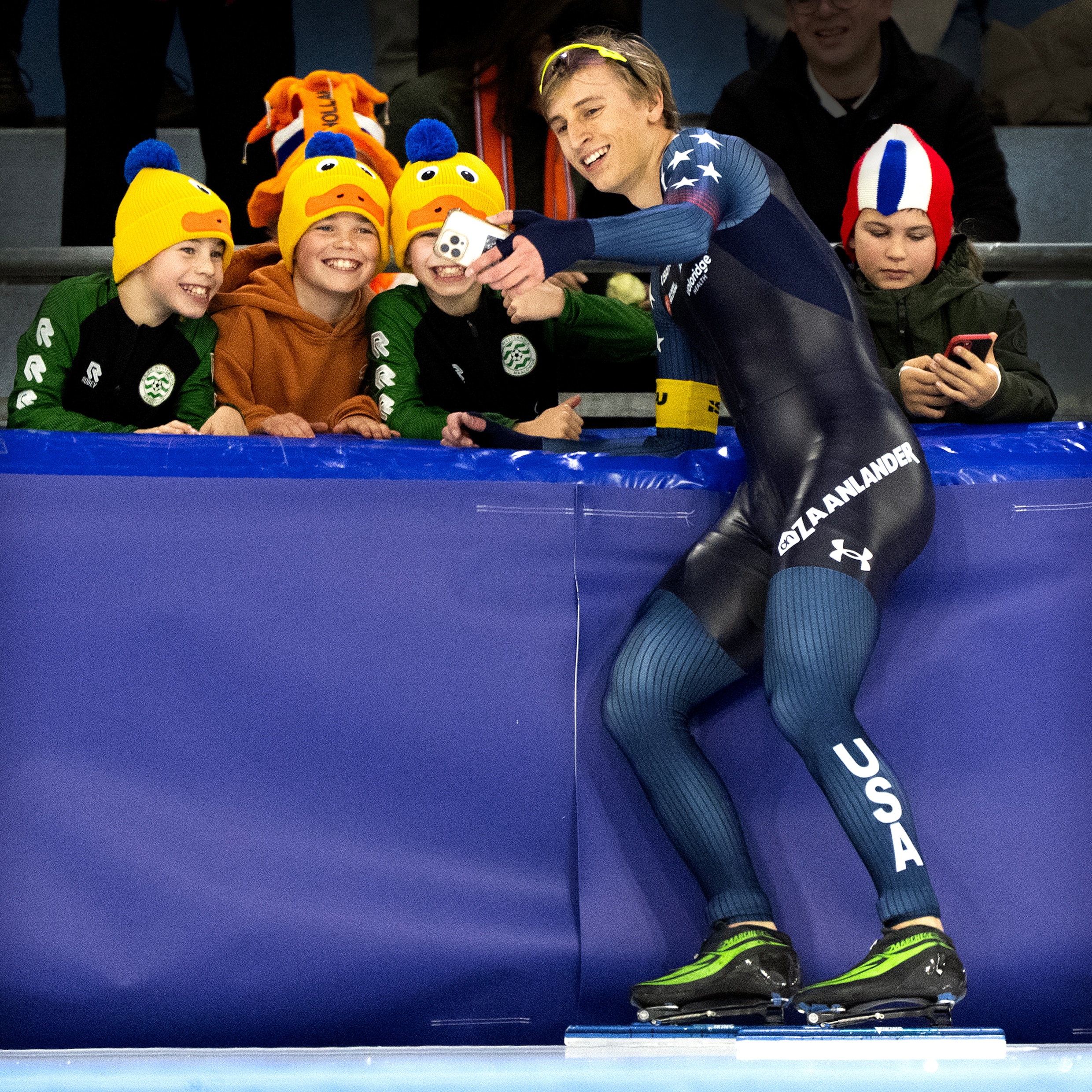 Jordan Stolz neemt na zijn overwinning in een nieuw baanrecord op de 500 meter alle tijd voor de kinderen die een selfie willen.