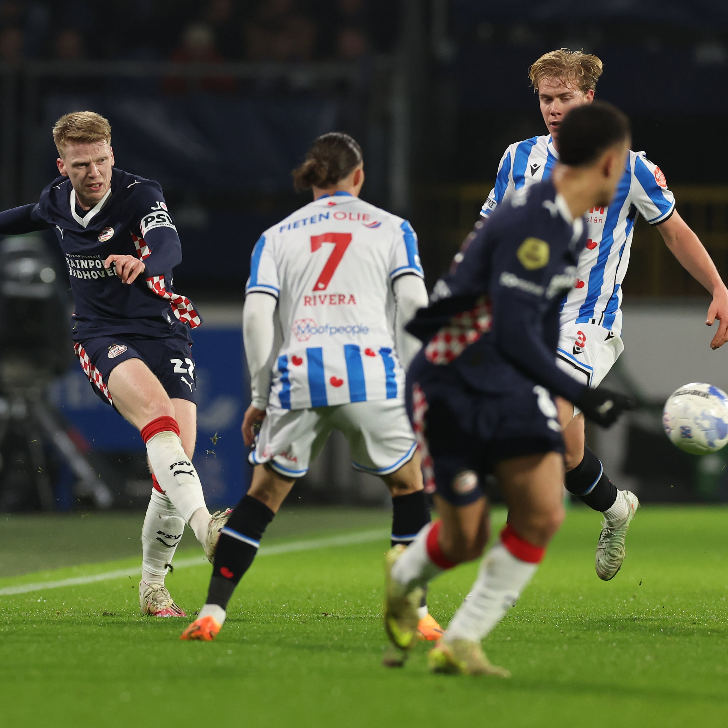 Jerdy Schouten behoudt het overzicht in de wedstrijd tegen Heerenveen.