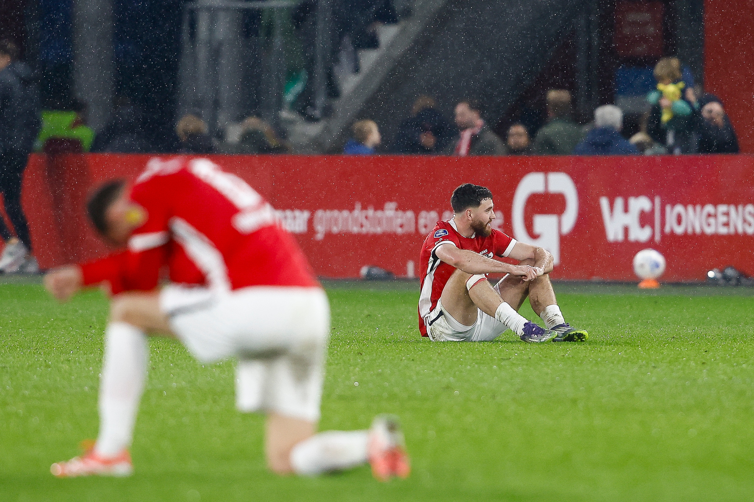 Mees de Wit van AZ (rechts) verbijt de teleurstelling.