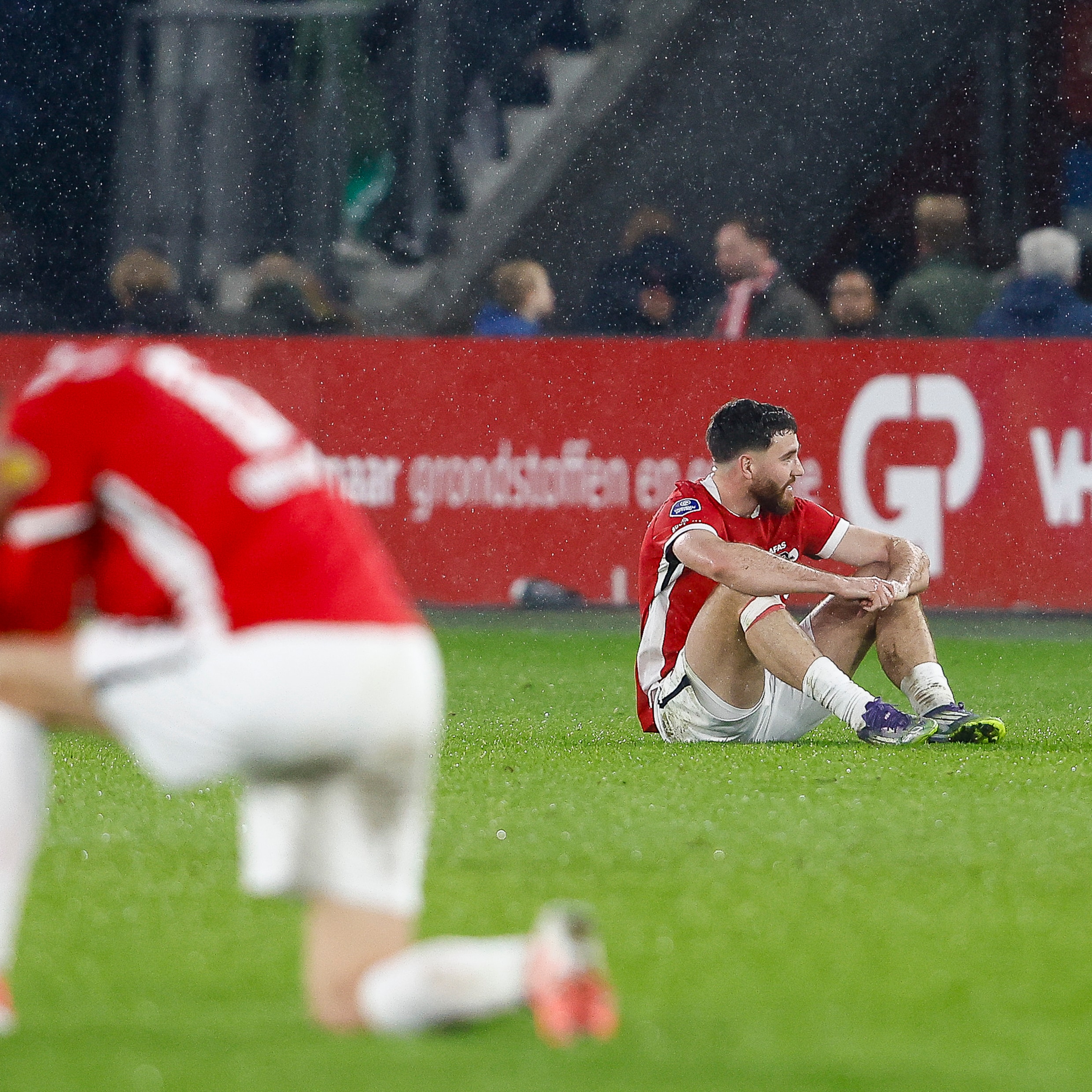 Mees de Wit van AZ (rechts) verbijt de teleurstelling.