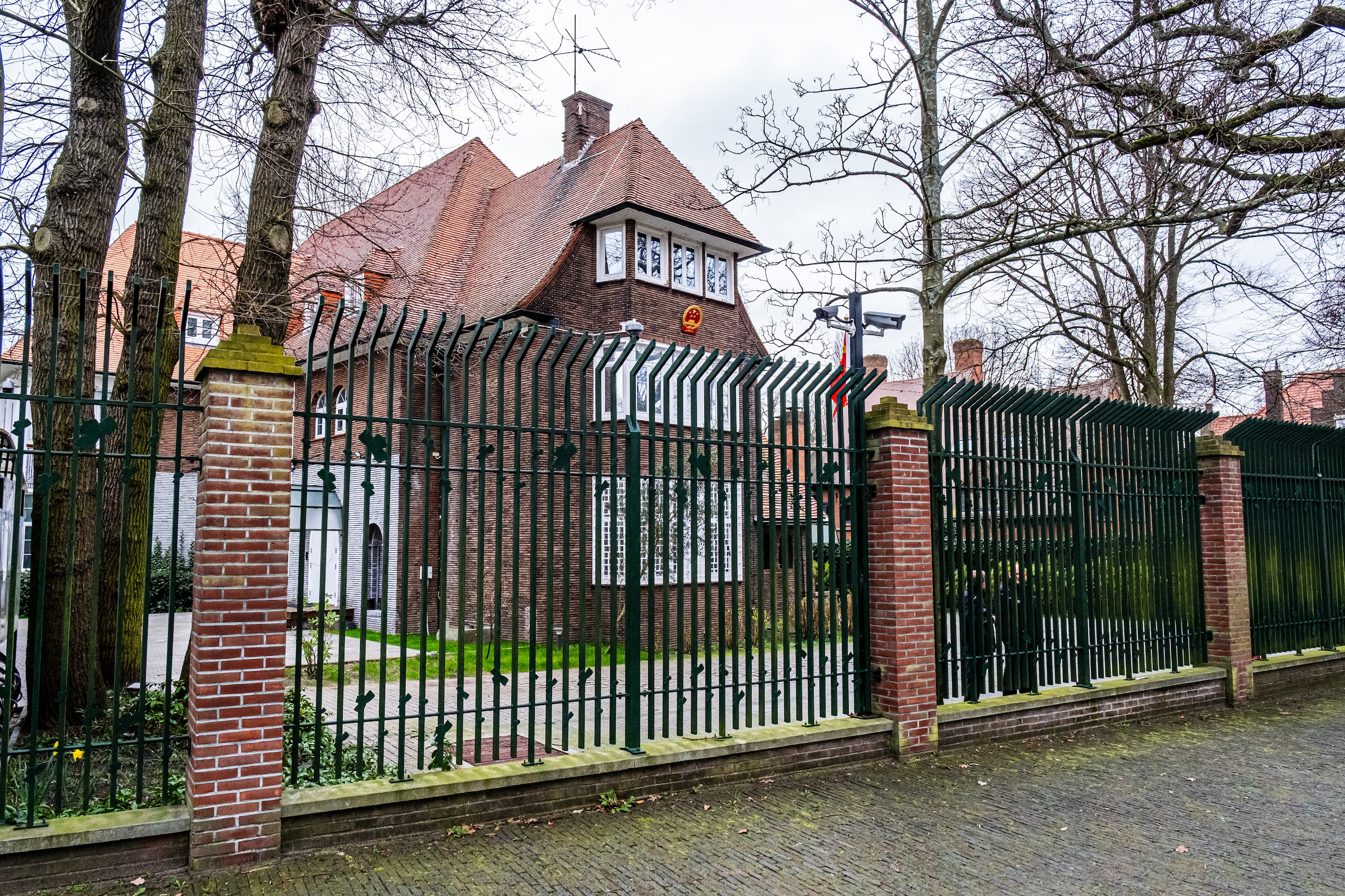 De Chinese ambassade in Den Haag reageerde maandagmiddag niet op een verzoek via de mail om vragen te beantwoorden over de publicatie met namen van Nederlandse geheim agenten.