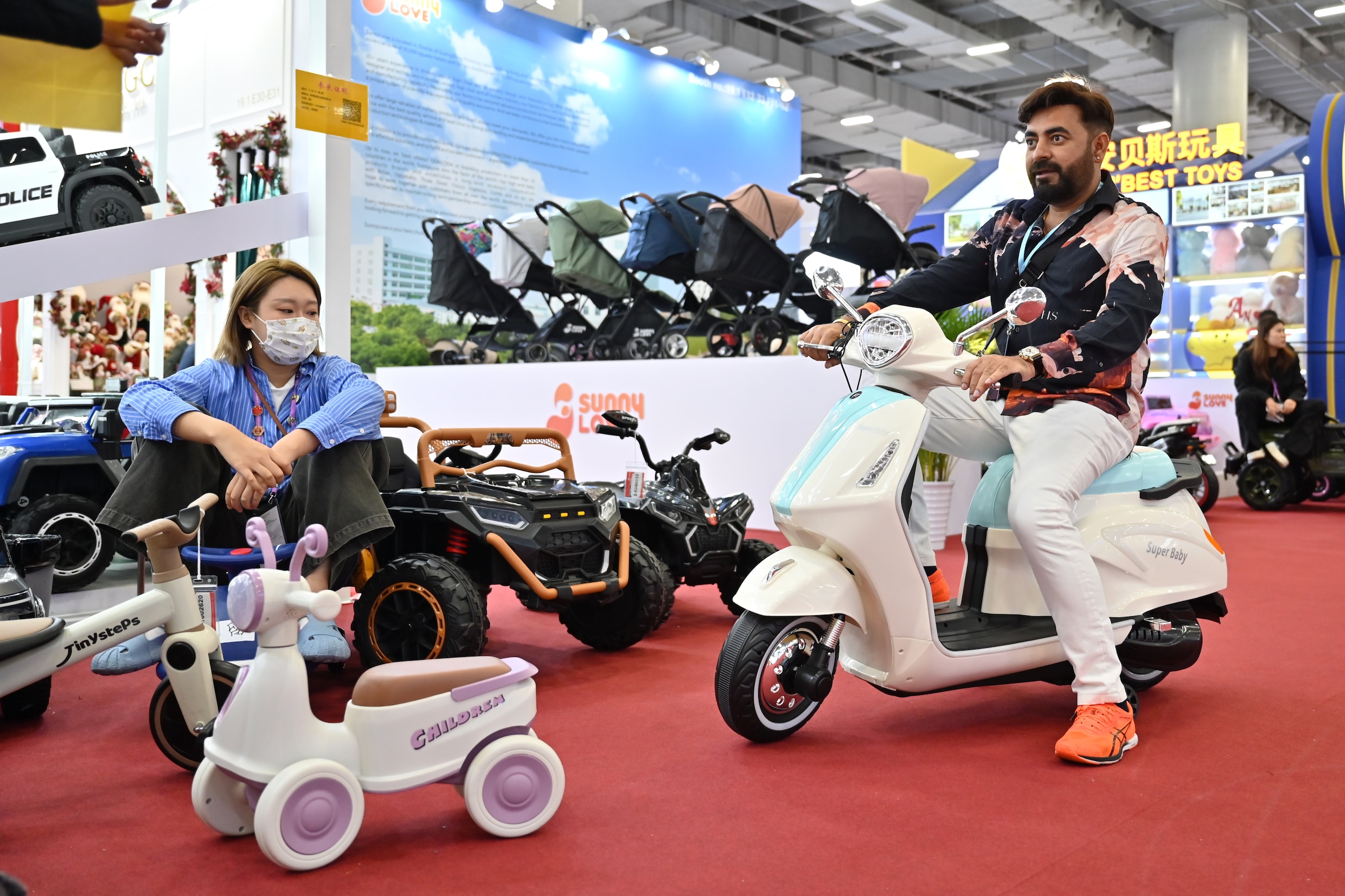 Een bezoeker van de Canton Fair in Guangzhou heeft een elektrische speelgoedauto gekocht, november 2025.