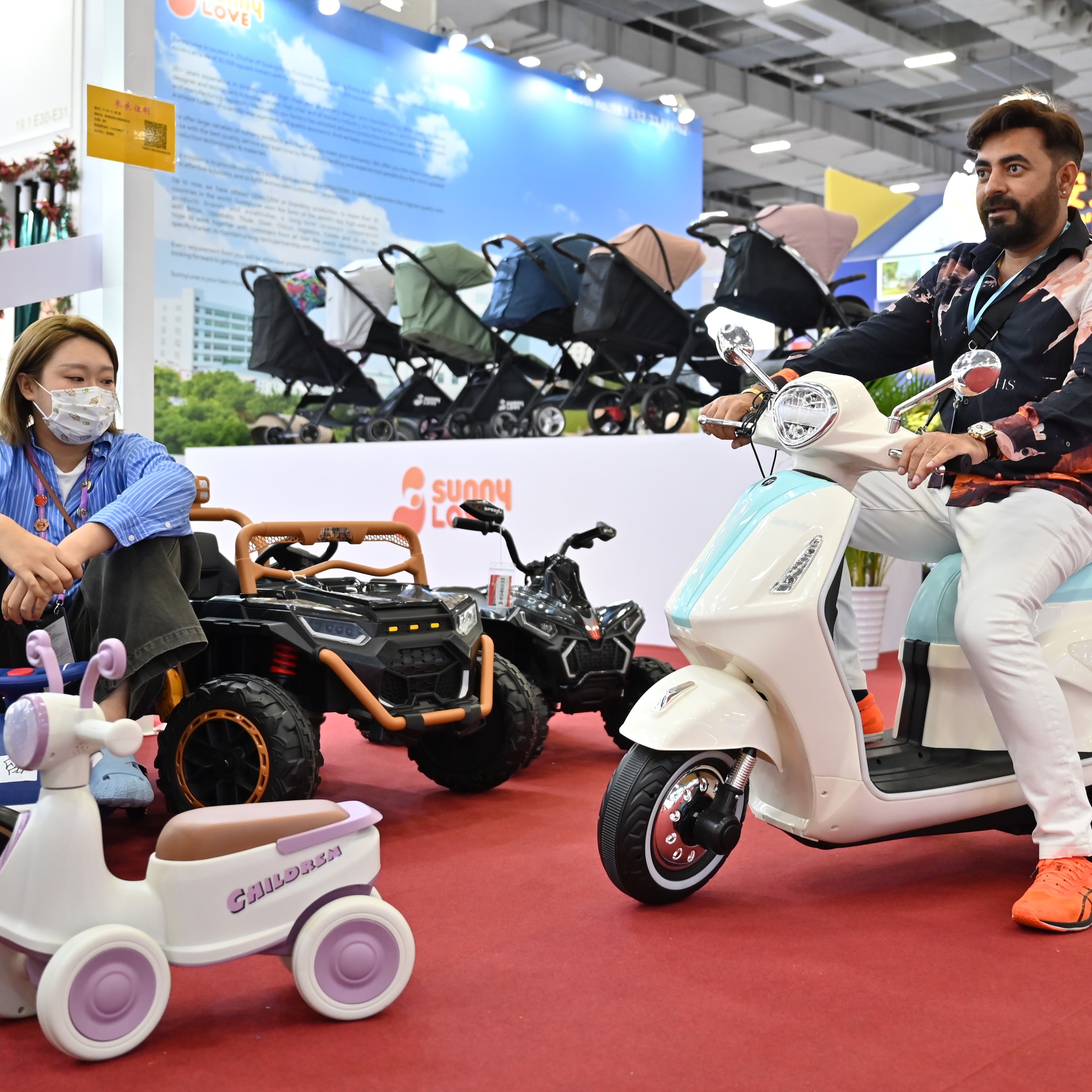 Een bezoeker van de Canton Fair in Guangzhou heeft een elektrische speelgoedauto gekocht, november 2025.