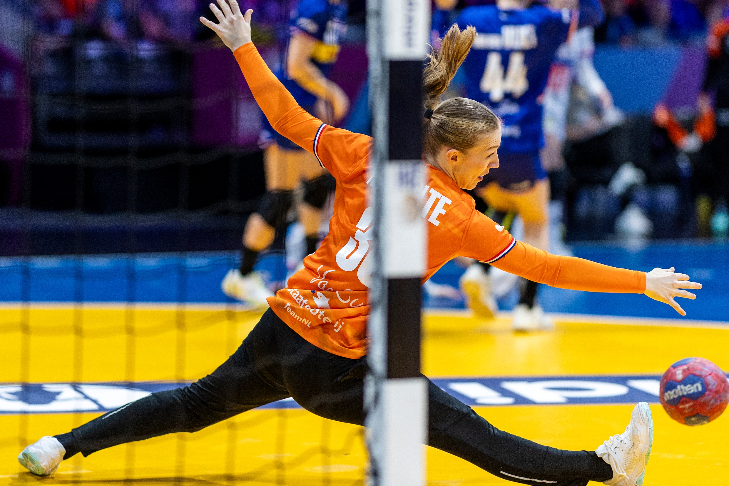 Uitblinker Yara ten Holte redt tegen Frankrijk.