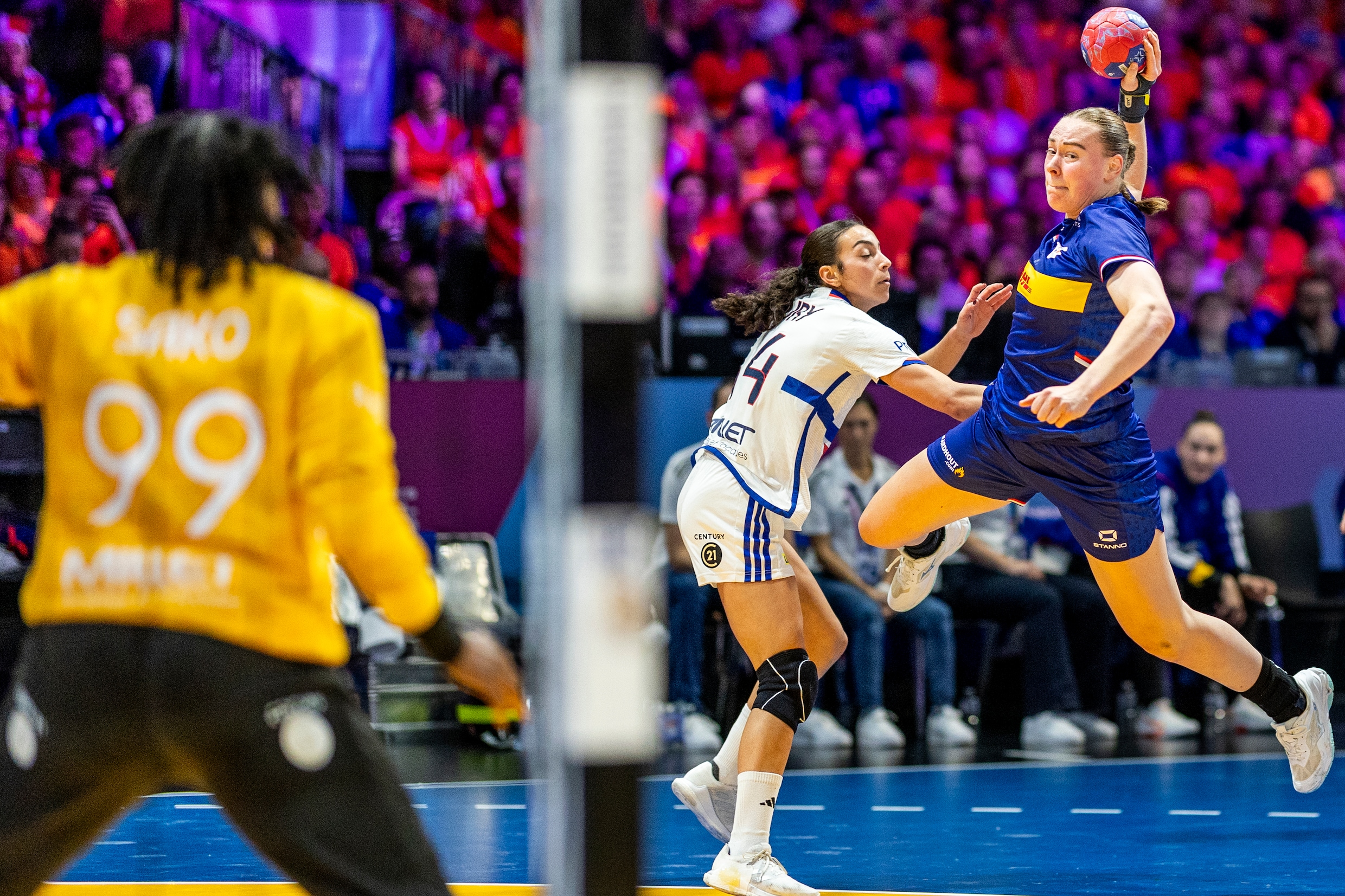 Romée Maarschalkerweerd (in blauw shirt) gaat op doel gooien in de wedstrijd tegen Frankrijk.
