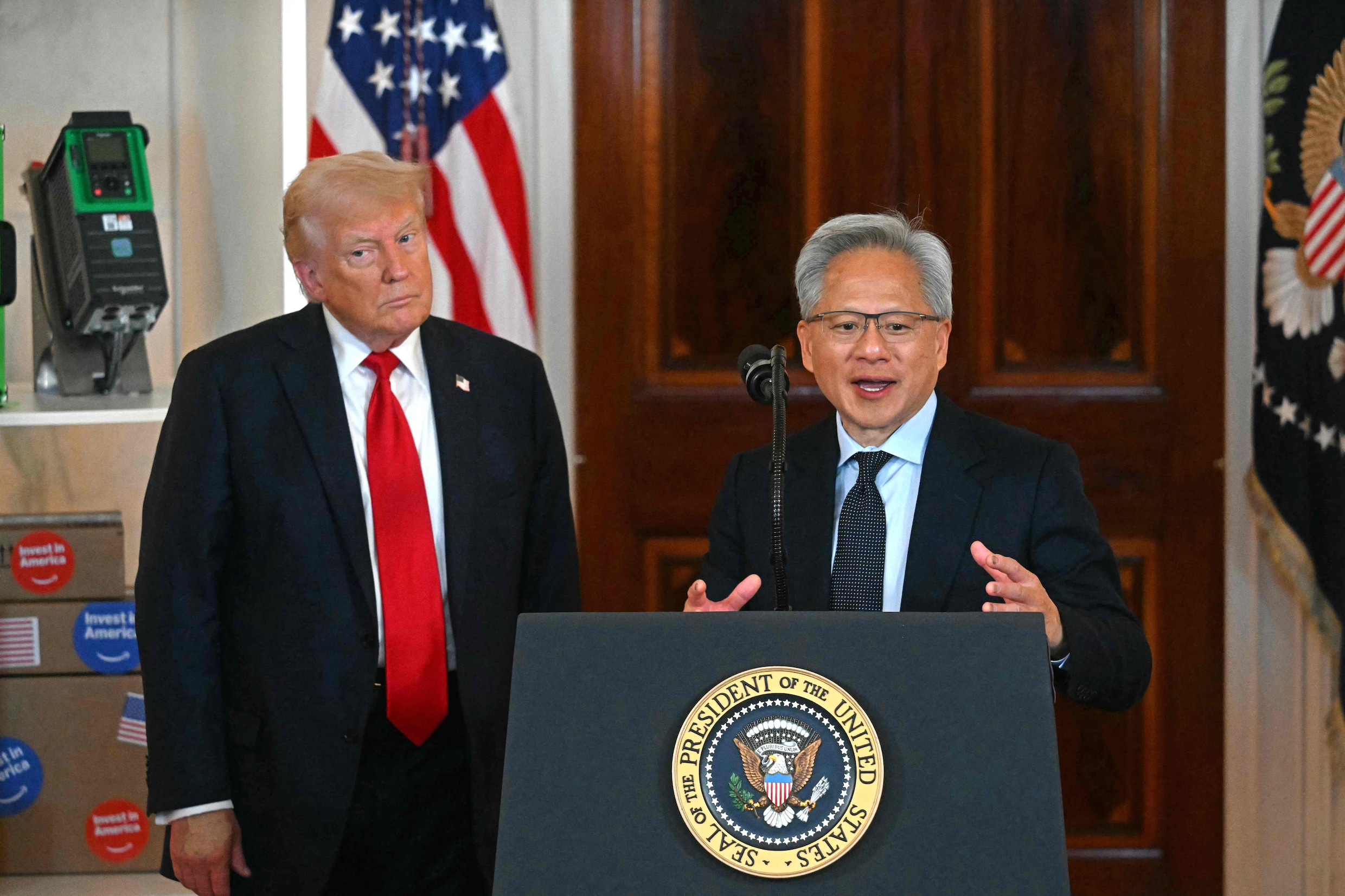 CEO van Nvidia Jensen Huang en de Amerikaanse president Donald Trump in het Witte Huis op 30 april 2025.