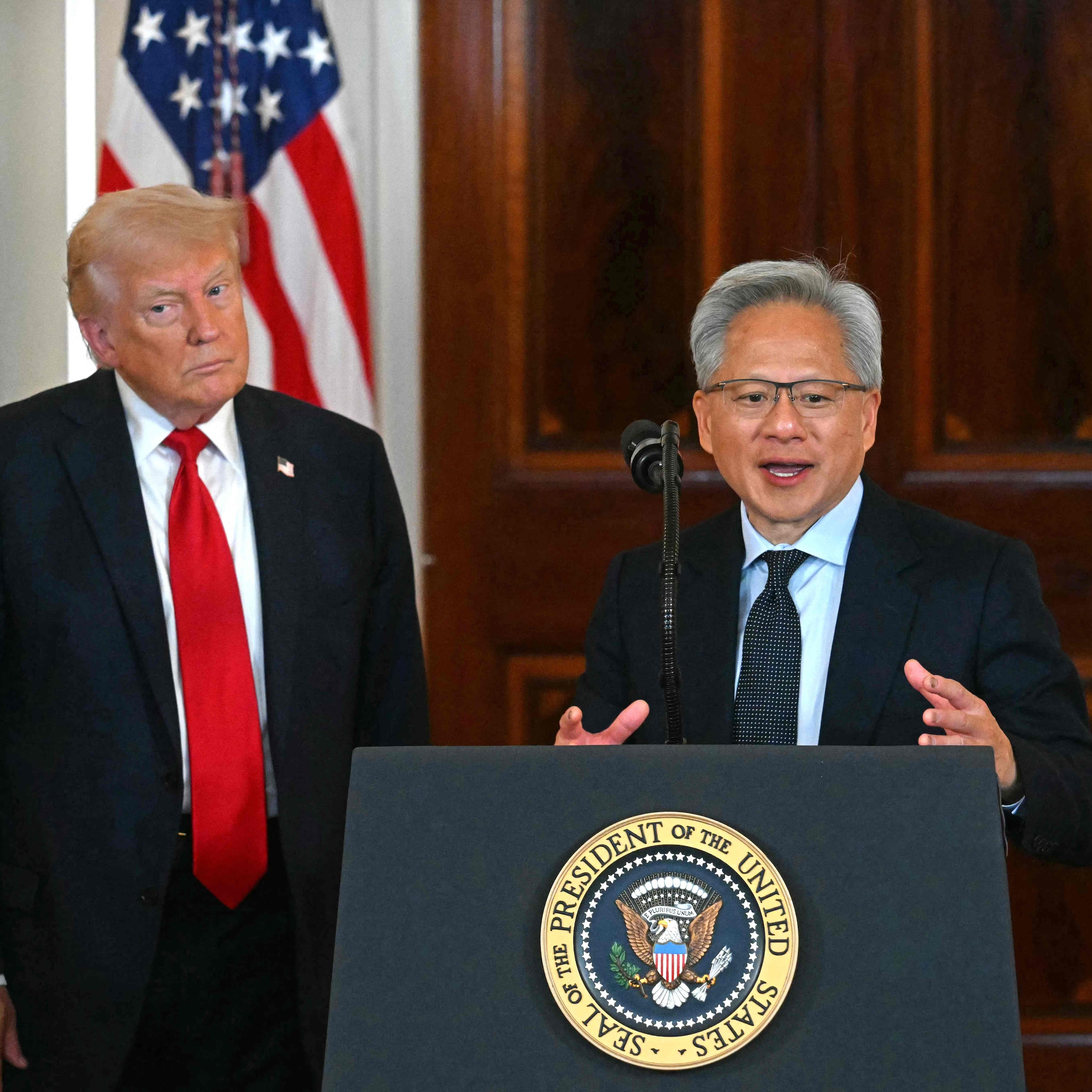 CEO van Nvidia Jensen Huang en de Amerikaanse president Donald Trump in het Witte Huis op 30 april 2025.