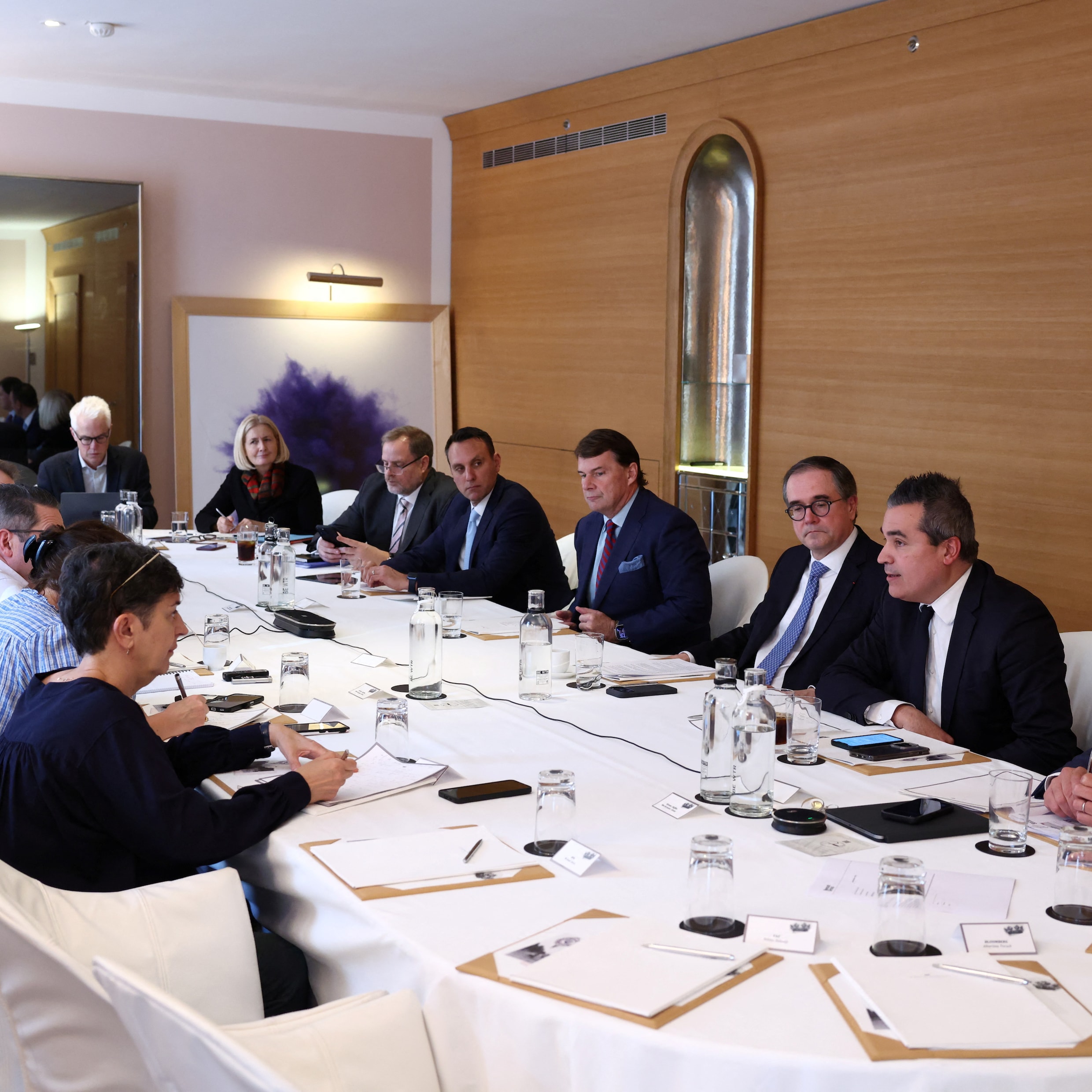 CEO van Ford Jim Farley en CEO van Renault Group Francois Provost tijdens de persconferentie waarbij de samenwerking tussen de twee automerken werd aangekondigd, in Parijs.