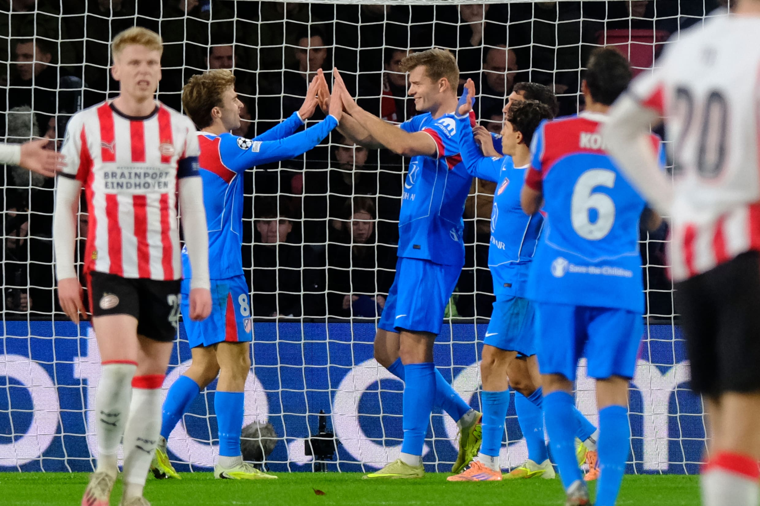 Alexander Sørloth viert de 3-1 tegen PSV met zijn teamgenoten van Atlético.