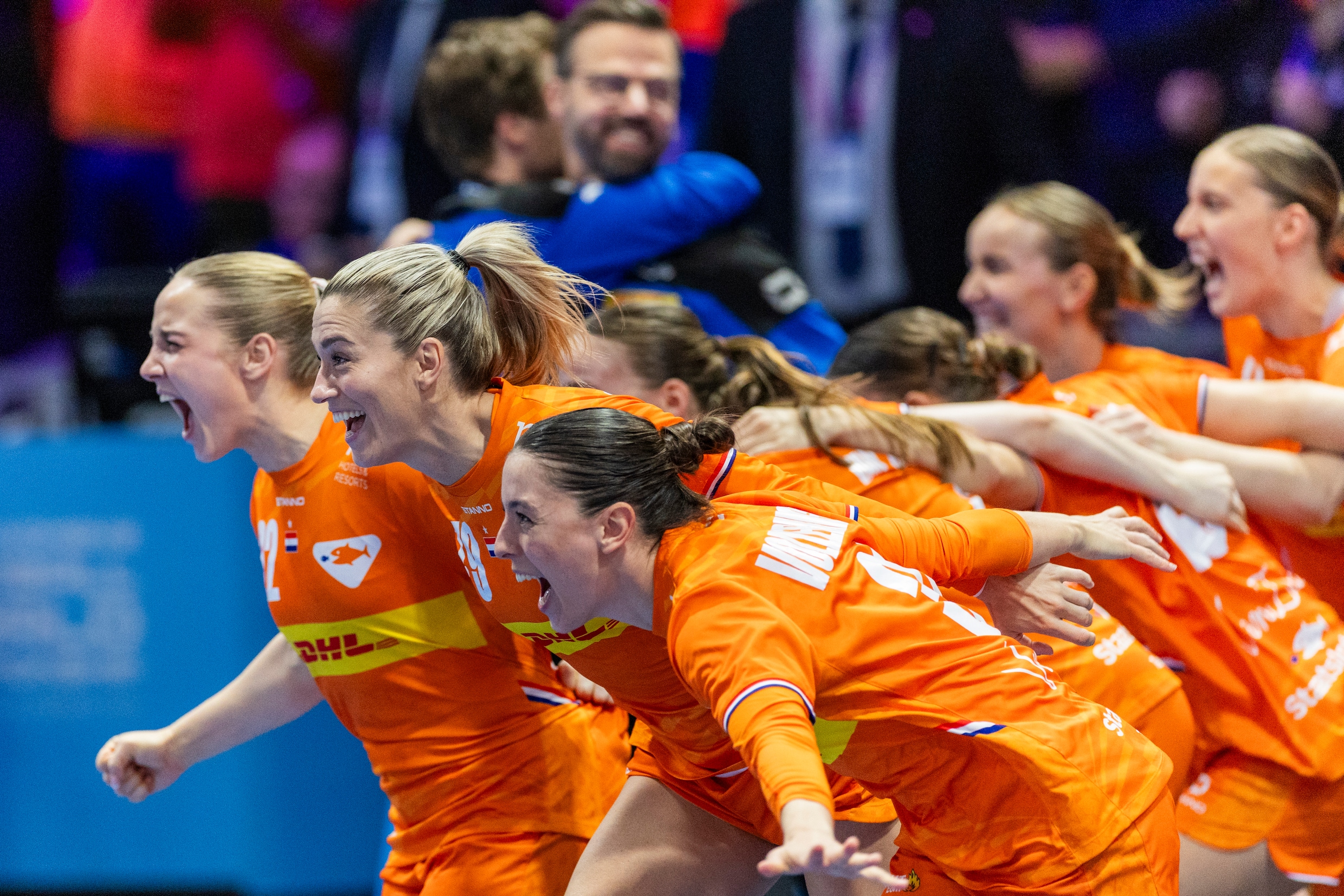 Het team viert de overwinning.