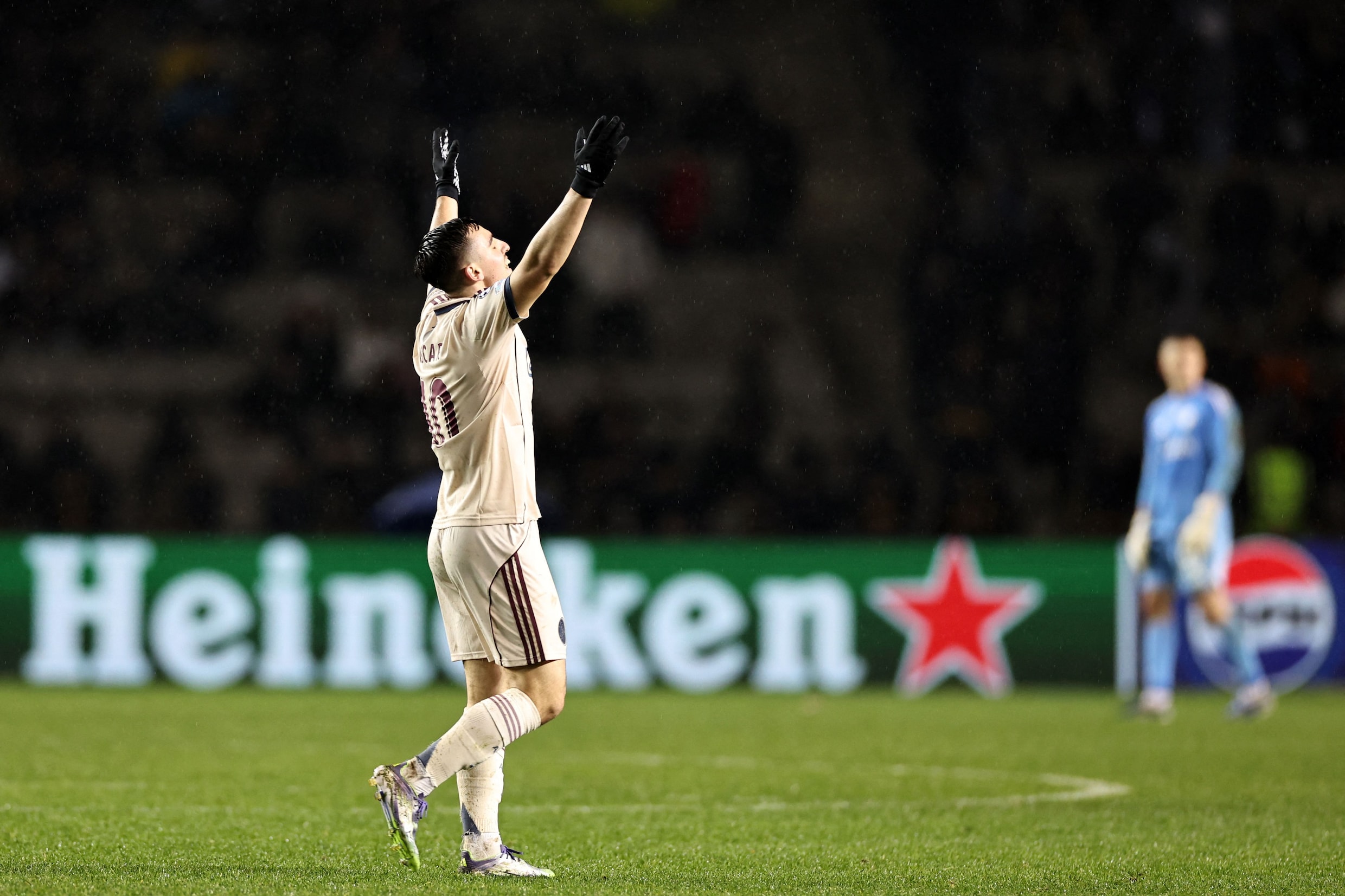 Ajax-middenvelder Oscar Gloukh viert de overwinning woensdagavond in Bakoe.