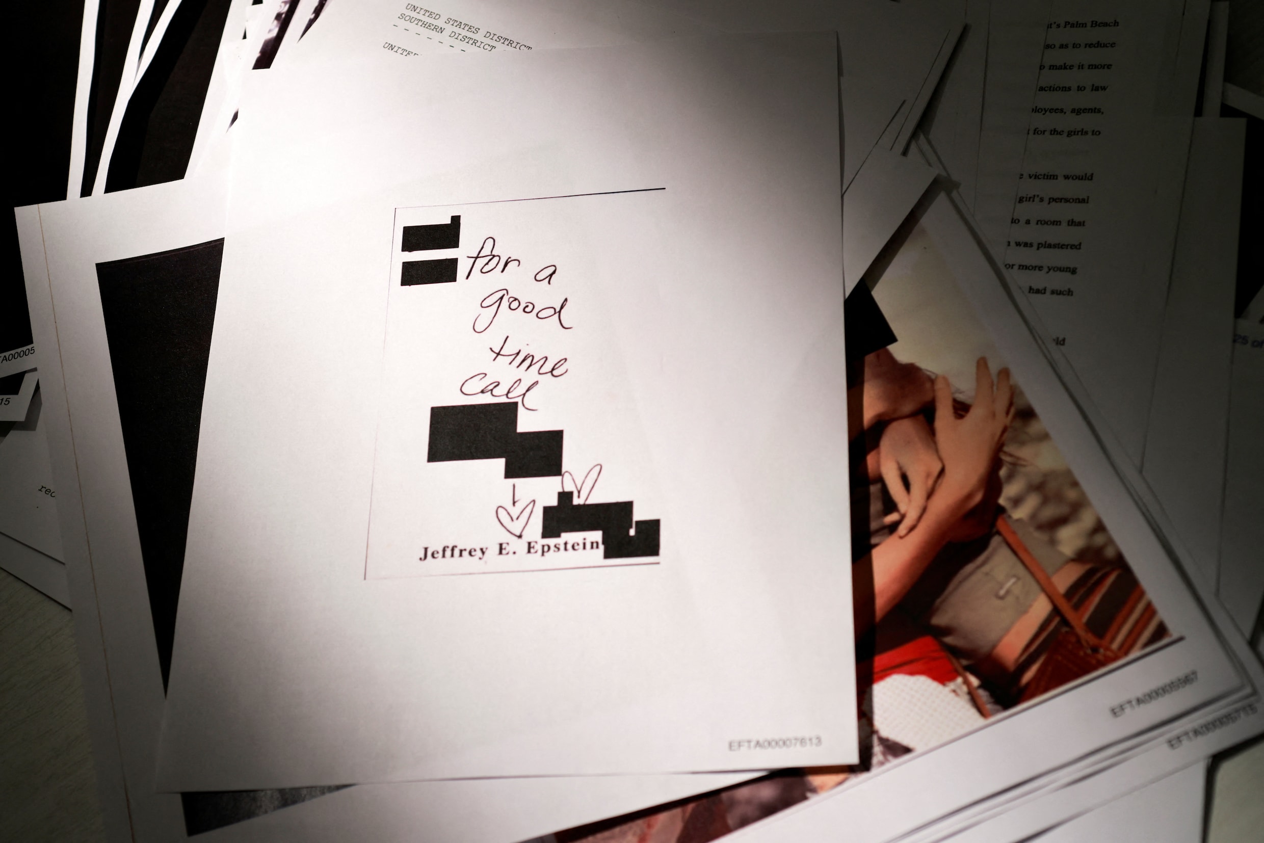 Zwartgelakte en incomplete Epstein-dossiers leiden tot woedende reacties.  'Ik ruik een doofpot' | de Volkskrant