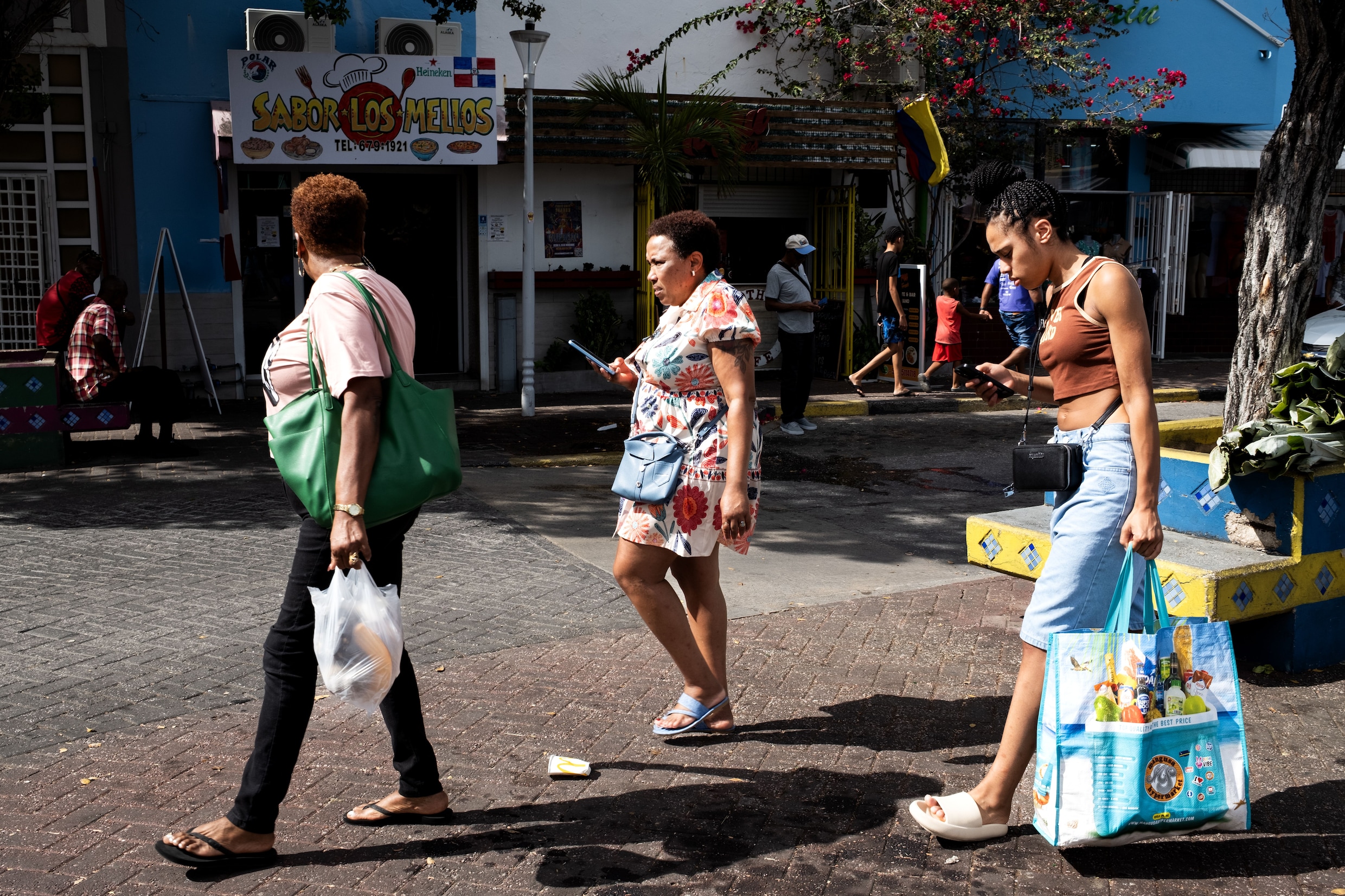 Een markt in het centrum van het Curaçaose Willemstad, waar met name Venezolanen verse waren verkopen.