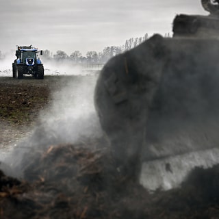 De minister spant het paard achter de mestkar