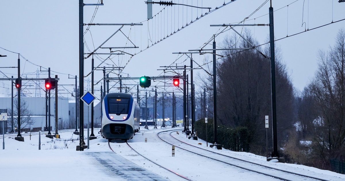 Code rood in Noord-Nederland wegens gladheid, geen treinen in Friesland, Groningen en Drenthe