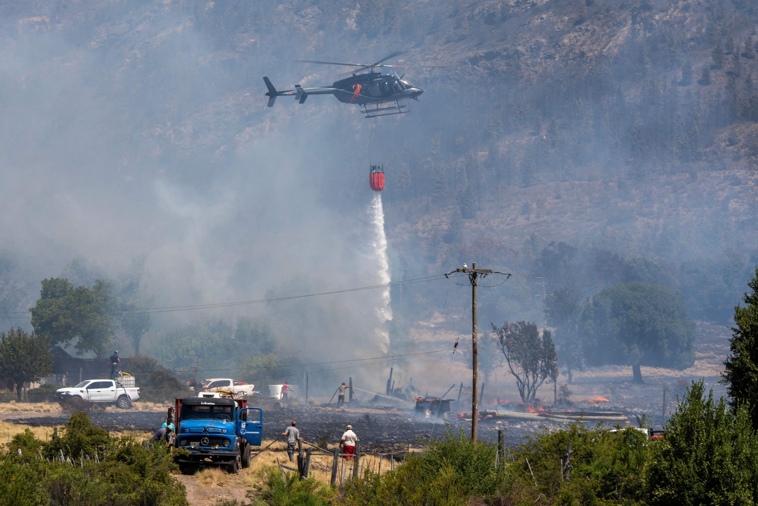 Een blushelikopter aan het werk in Patagonië, in Argentinië. (archiefbeeld)