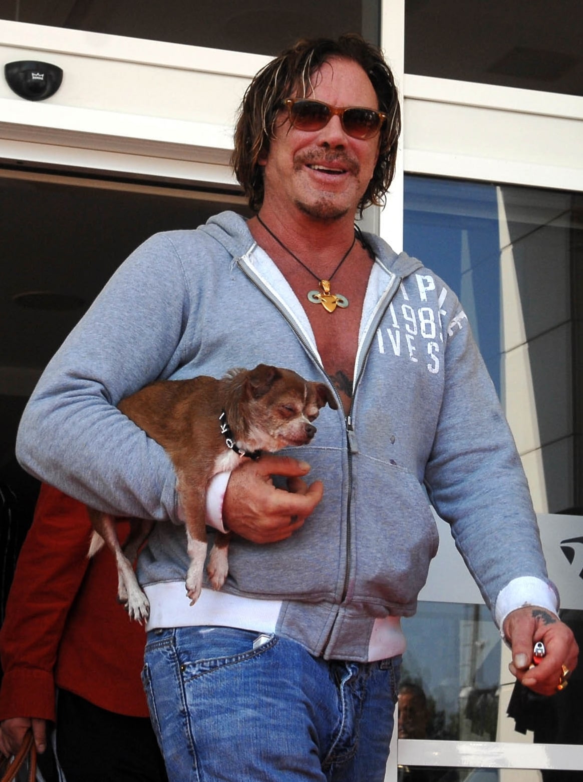 Mickey Rourke weet: je moet het zélf oplossen en terugkomen met een ...