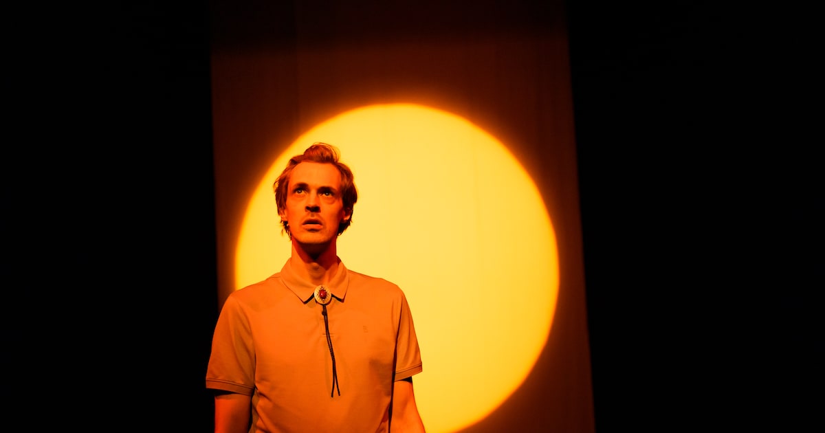 Puntje-van-je-stoelcomedy met een zeldzame eigenheid: David Linszens debuut is echt heel goed