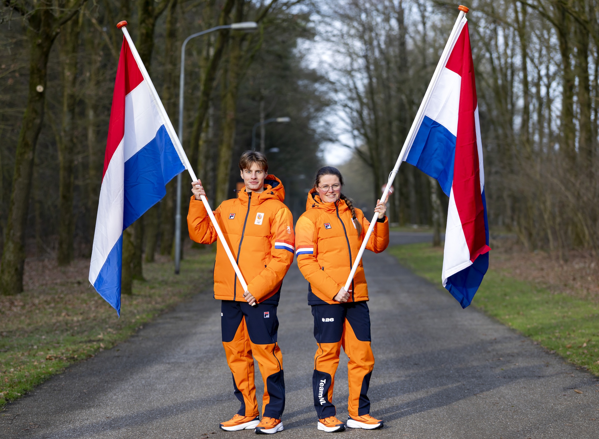 Skeletonster Bos en shorttracker Van 't Wout dragen Nederlandse vlag bij  openingsceremonie Winterspelen | de Volkskrant