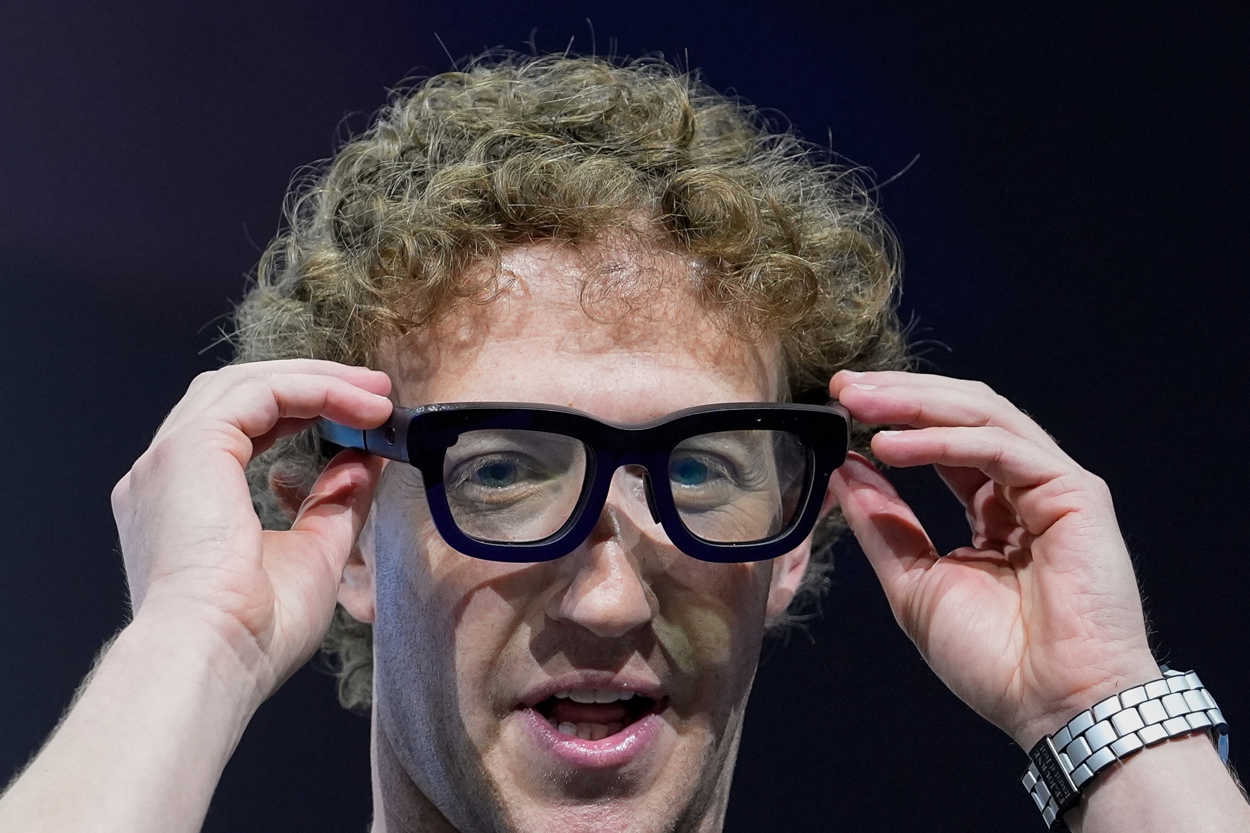 Mark Zuckerberg, topman van Meta, met een 'slimme bril' op die op de glazen informatie projecteert over zaken die de drager bekijkt. Meta zet al zijn kaarten in op kunstmatige intelligentie (AI). 