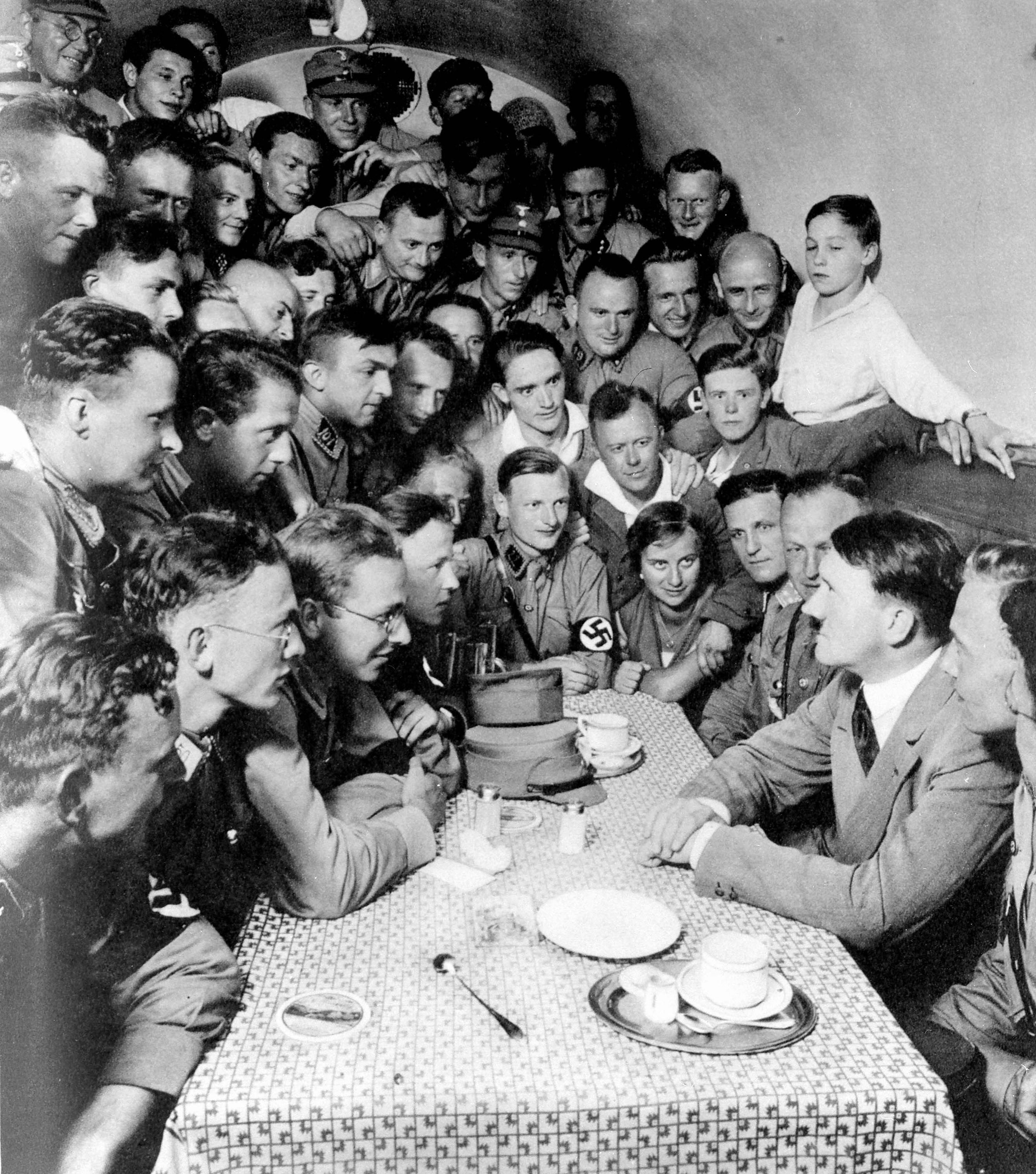 Mannencultus in Hitlers NSDAP, rond 1932.